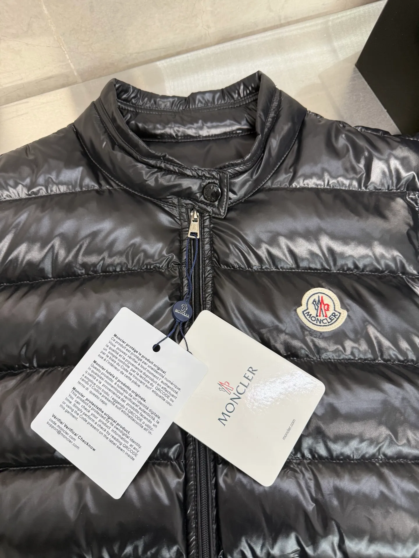 P540 Moncler Citala series new diagonal zipper small stand collar down vest It is also an evergreen model in the family. It is officially released every year and sells out every year! It is light and comfortable, has a simple style, and is practical and easy to wear. It is deeply loved by men and women, and girls with small sizes can easily control it! We are professional in down jackets, so you don’t have to worry about quality. After so many years, everyone knows it! Although this vest is a lightweight style, we also require fullness, and the throw can be said to be the limit, striving for perfection. Size: 123456