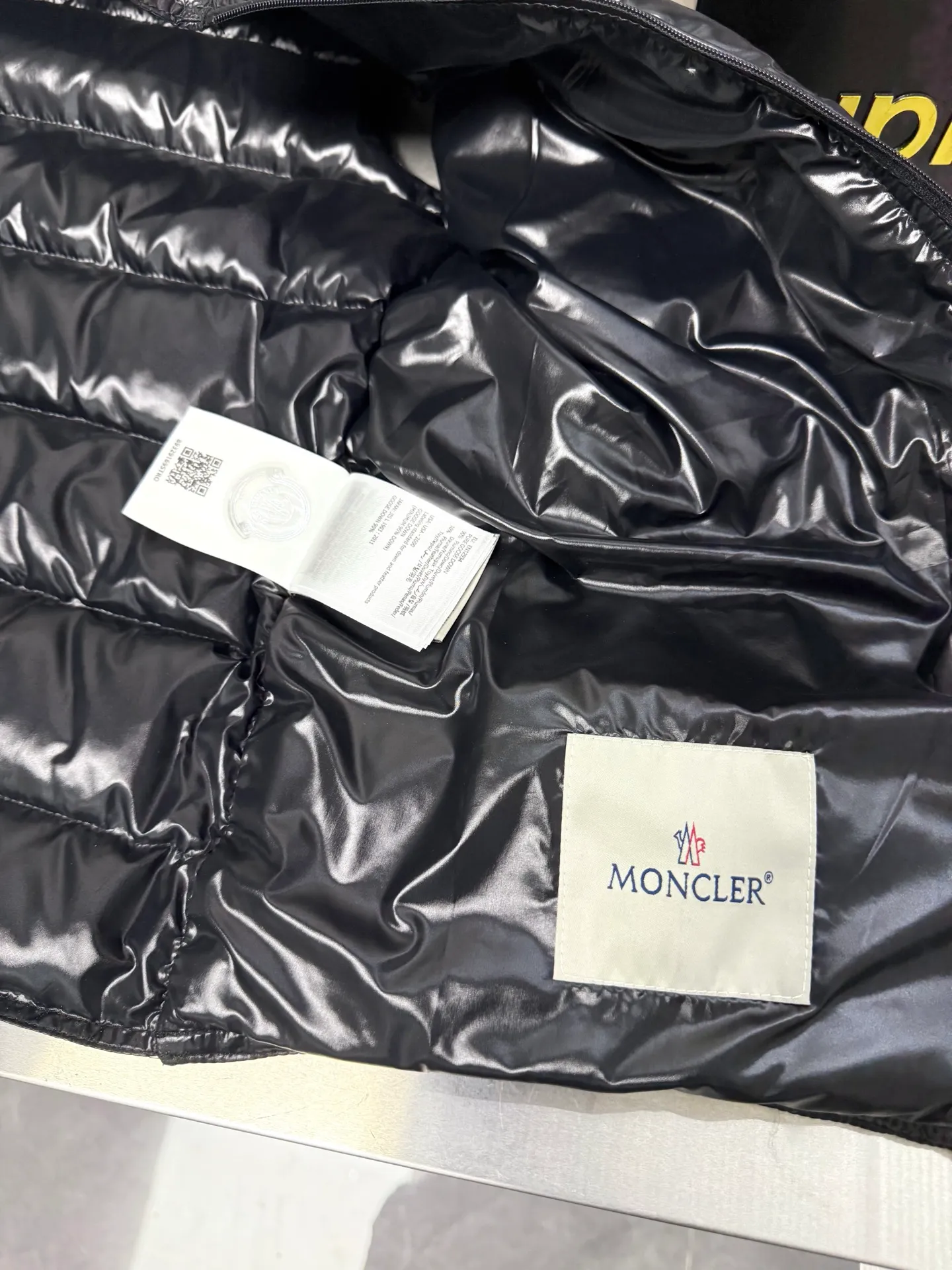 P540 Moncler Citala series new diagonal zipper small stand collar down vest It is also an evergreen model in the family. It is officially released every year and sells out every year! It is light and comfortable, has a simple style, and is practical and easy to wear. It is deeply loved by men and women, and girls with small sizes can easily control it! We are professional in down jackets, so you don’t have to worry about quality. After so many years, everyone knows it! Although this vest is a lightweight style, we also require fullness, and the throw can be said to be the limit, striving for perfection. Size: 123456
