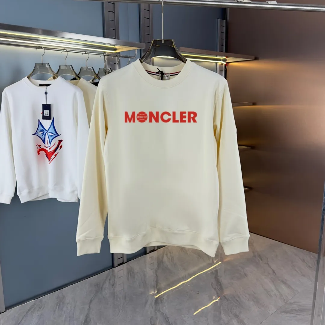 P210 high version sweatshirt) 📦With exclusive packaging📦 [Long-term ready stock] Upgraded version "Mobile phone smart sensor ~ NFC chip armband ~ Directly to the official website for anti-counterfeiting" 〖 𝐌𝐎𝐍𝐂𝐋𝐄𝐑 ~ Mouth covering〗 2025 new high quality, using 450 grams of heavyweight fabric Different from the market currency, you can mix and match everything at will and you will be handsome😎The whole clothes is made of double waistcoats. The double waistcoats make the whole dress more three-dimensional. It is not an ordinary factory that can do such fine work. 2025 autumn and winter new style, on sale at the counter, exquisite printed round neck terry sweatshirt. High-end double-ply cotton. Customized stretch ribs are dyed in the same vat. Three standards are complete. It is matched with digital printing patterns and is very breathable. Same style for men and women. Color: black, white, apricot. Size: S M L XL 2XL