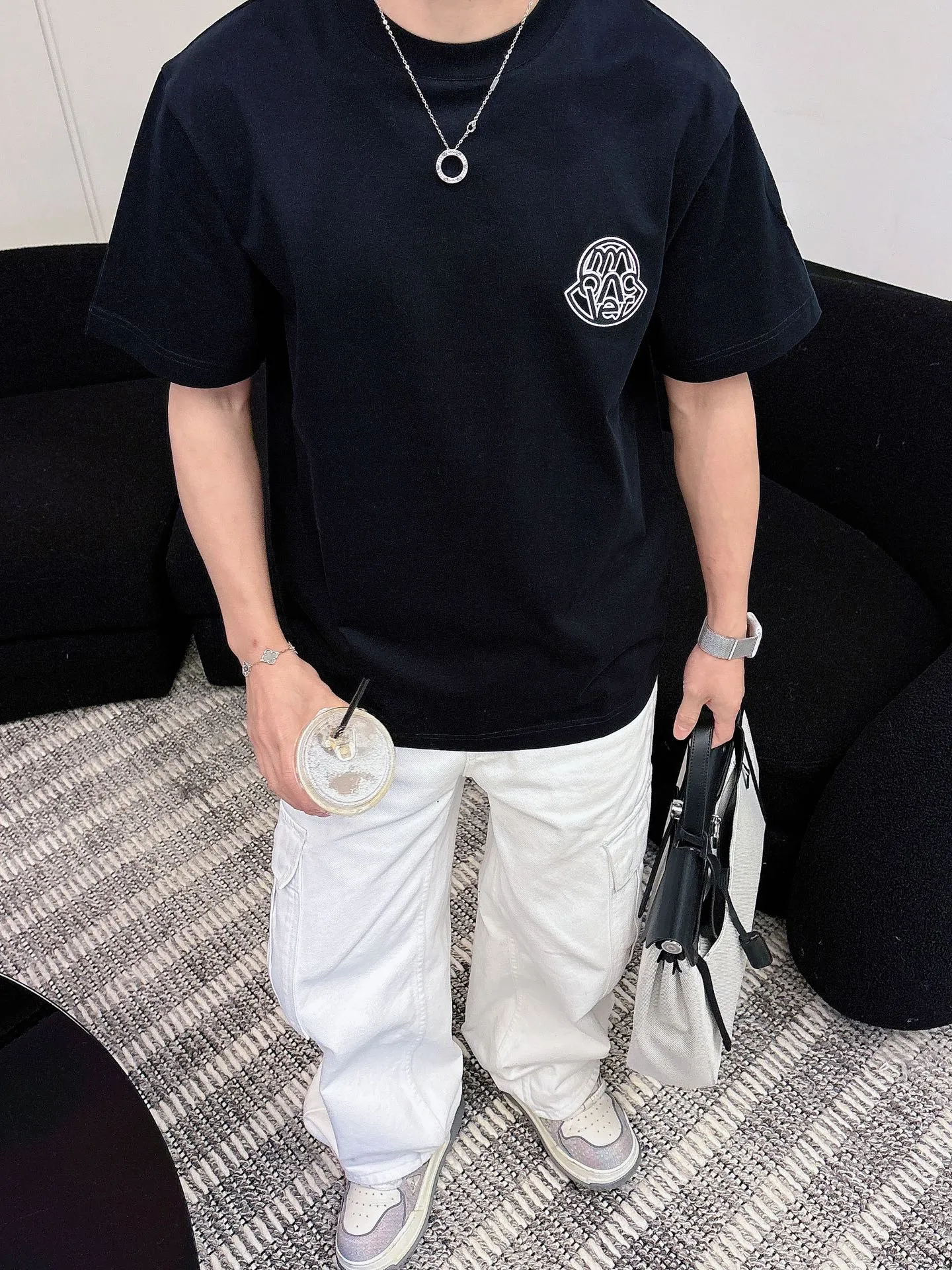 P160 Moncler 2026ss spring and summer new debut counter latest short-sleeved round neck T-shirt high-end custom design avant-garde fashion! The brand logo is designed with heavy craftsmanship. High-end customized pure cotton fabric. Soft to the touch. Comfortable to wear. Exquisite stitching at the counter level. Fine workmanship. The upper body effect is incomparably handsome! A must-have item for a stylish man! Color: Black White Red Size: S-XXL