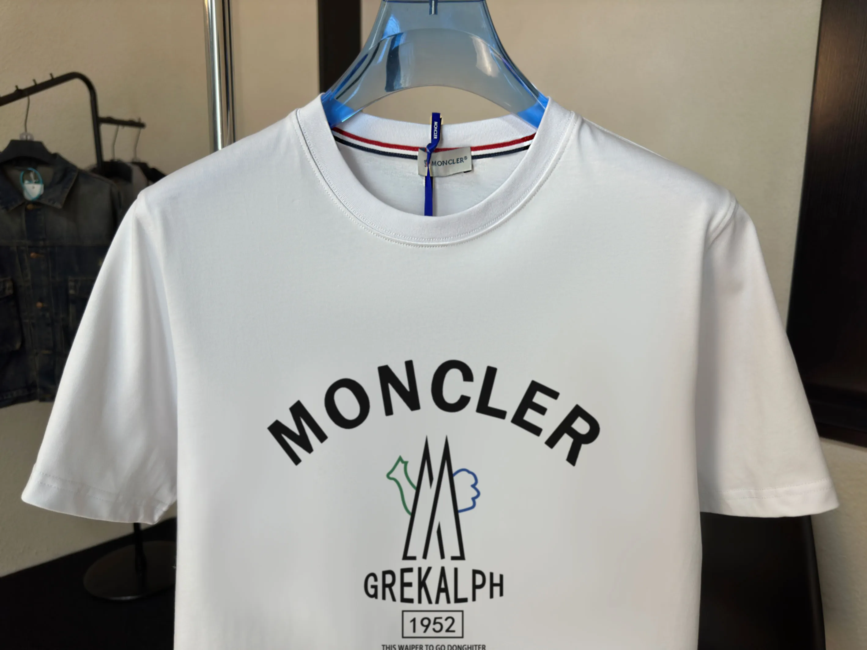 P140 💰Upgraded version "Mobile phone smart sensor ~ NFC chip armband ~ direct access to the official website for anti-counterfeiting" "Moncler ~ Mouth Mouth" 2025 new high-quality round neck short-sleeved T-shirt. The cuffs have imported embroidered labels. Customized dyeing, very comfortable to touch. Super versatile and good-looking short-sleeved. Complete with three labels. Non-market ordinary version. Feel free to compare. Quality is absolutely guaranteed! ‼ First of all, this original fabric is all custom-woven with 32-count double yarn fabric, 250G, and the weight is the same‼ Fine workmanship, double waistcoat method, double waistcoat method, double waistcoat method makes the whole dress more three-dimensional, which is not a craft that ordinary T-shirts can achieve🤪 Size: S-M-L-XL-2XL Color: black, white, apricot, same style for men and women