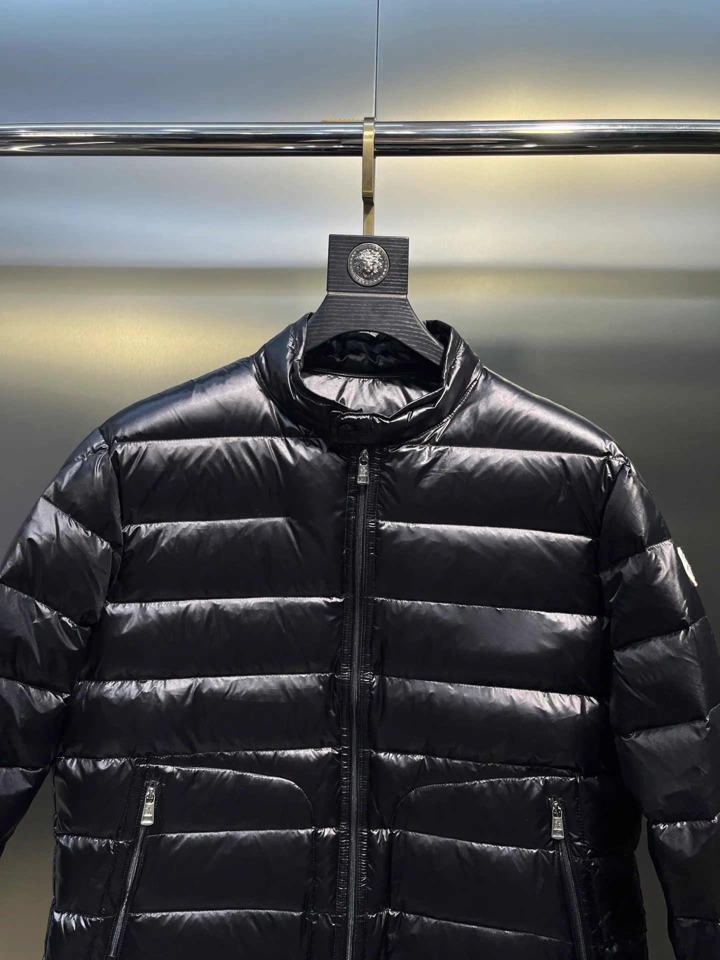 P680 MONCLER Menstrual Stand Collar Thin Down Jacket 🌟 is on sale at the same time, highly recommended to keep for yourself! The customer supplies high-density anti-drilling velvet nylon fabric and uses Longue Saison nylon down jacket. Famon's flagship fabric can definitely withstand the test! Nylon zipper pocket, hidden snap button closure collar, elastic hem and cuff design. As for the luster and brightness of the fabric, you can feel its high-end texture even more from the picture! You can carefully look through the screen to see the details. The interior is filled with 90% white duck down, and the gallbladder-free direct down filling process makes it warmer and lighter than ever before. The new oversized double pocket design elements have exquisite details and a handsome upper body!  size: 12345