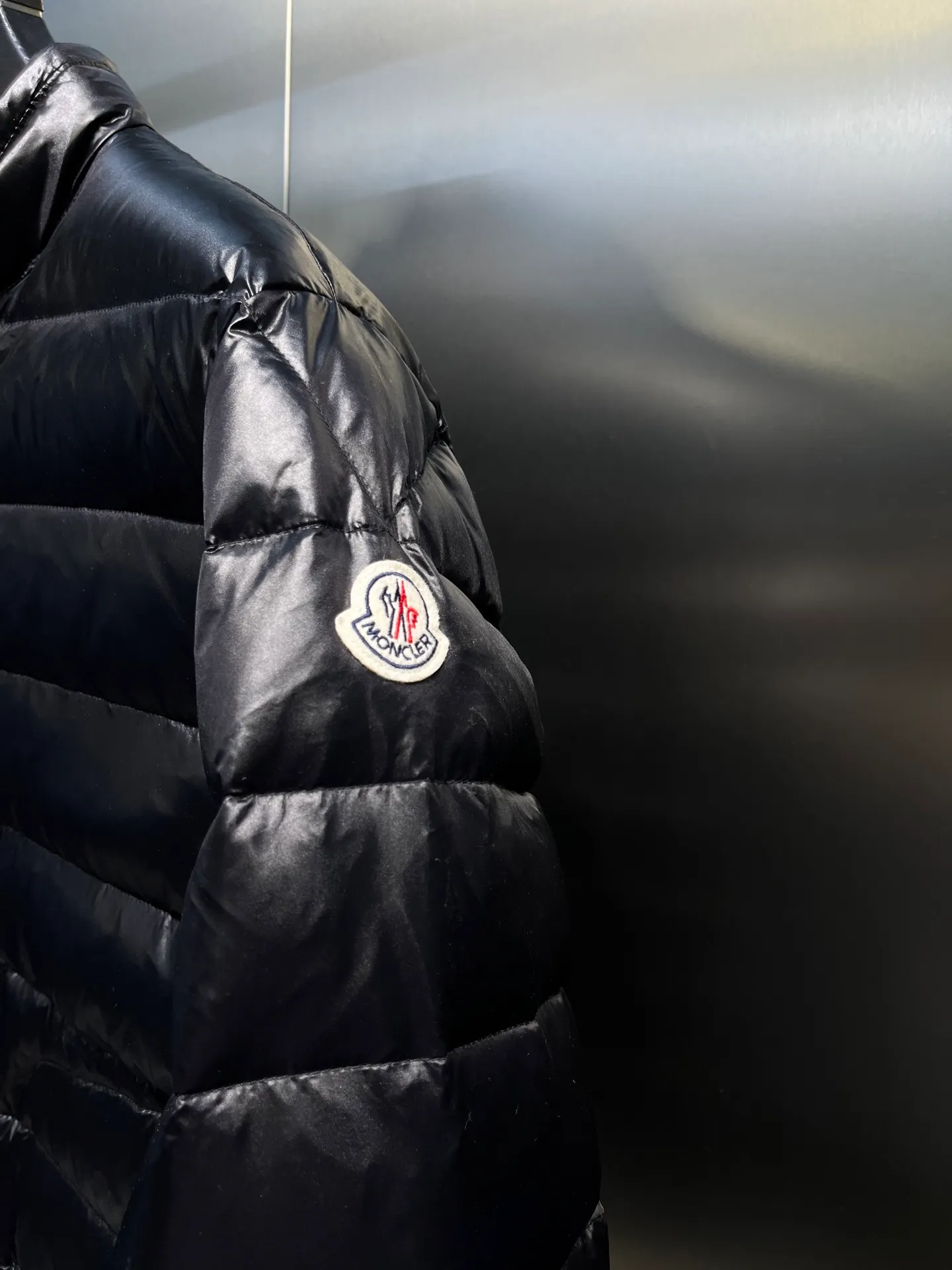 P680 MONCLER Menstrual Stand Collar Thin Down Jacket 🌟 is on sale at the same time, highly recommended to keep for yourself! The customer supplies high-density anti-drilling velvet nylon fabric and uses Longue Saison nylon down jacket. Famon's flagship fabric can definitely withstand the test! Nylon zipper pocket, hidden snap button closure collar, elastic hem and cuff design. As for the luster and brightness of the fabric, you can feel its high-end texture even more from the picture! You can carefully look through the screen to see the details. The interior is filled with 90% white duck down, and the gallbladder-free direct down filling process makes it warmer and lighter than ever before. The new oversized double pocket design elements have exquisite details and a handsome upper body!  size: 12345
