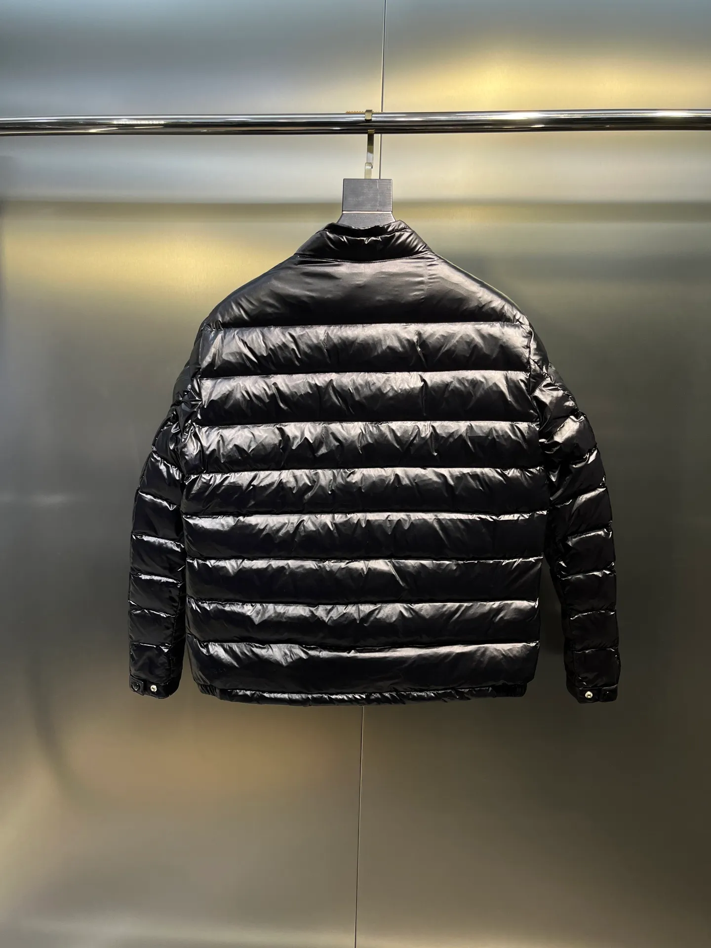 P680 MONCLER Menstrual Stand Collar Thin Down Jacket 🌟 is on sale at the same time, highly recommended to keep for yourself! The customer supplies high-density anti-drilling velvet nylon fabric and uses Longue Saison nylon down jacket. Famon's flagship fabric can definitely withstand the test! Nylon zipper pocket, hidden snap button closure collar, elastic hem and cuff design. As for the luster and brightness of the fabric, you can feel its high-end texture even more from the picture! You can carefully look through the screen to see the details. The interior is filled with 90% white duck down, and the gallbladder-free direct down filling process makes it warmer and lighter than ever before. The new oversized double pocket design elements have exquisite details and a handsome upper body!  size: 12345