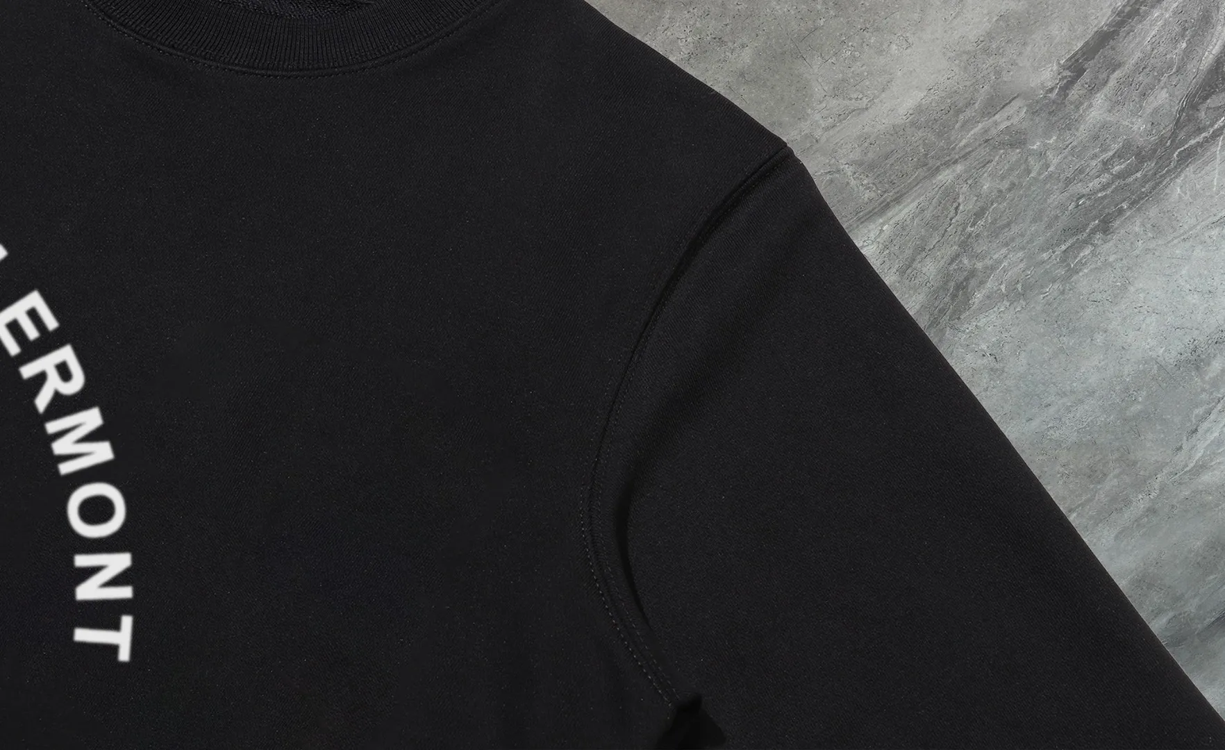 P210 High-version sweatshirt) [Long-term stock] 〖𝐌𝐎𝐍𝐂𝐋𝐄𝐑~Mask〗 Made of 440g heavy-weight fabric. It is different from the market currency. It can be matched with any variety and is properly handsome. 😎The whole dress is made of double waistcoats. The double waistcoats make the whole dress more three-dimensional. Not ordinary factories can do such fine work. 2025 Spring runway version of the T stage, on sale at the counter, round neck terry sweatshirt, high-end double-strand pure cotton, custom-made stretch ribs, dyed in the same vat, complete with three standards, matched with exquisite embroidered LOGO on the chest, simple and advanced, same style for men and women. Color: black, apricot, white, size: S M L XL 2XL