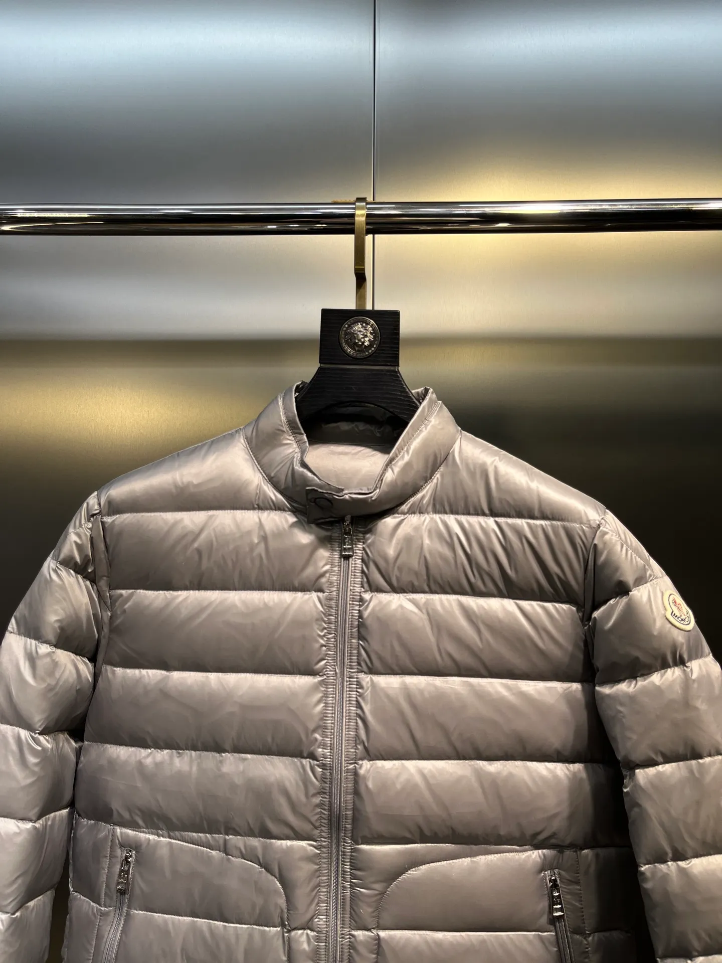 P680 MONCLER Menstrual Stand Collar Thin Down Jacket 🌟 is on sale at the same time, highly recommended to keep for yourself! The customer supplies high-density anti-drilling velvet nylon fabric and uses Longue Saison nylon down jacket. Famon's flagship fabric can definitely withstand the test! Nylon zipper pocket, hidden snap button closure collar, elastic hem and cuff design. As for the luster and brightness of the fabric, you can feel its high-end texture even more from the picture! You can carefully look through the screen to see the details. The interior is filled with 90% white duck down, and the gallbladder-free direct down filling process makes it warmer and lighter than ever before. The new oversized double pocket design elements have exquisite details and a handsome upper body!  size: 12345