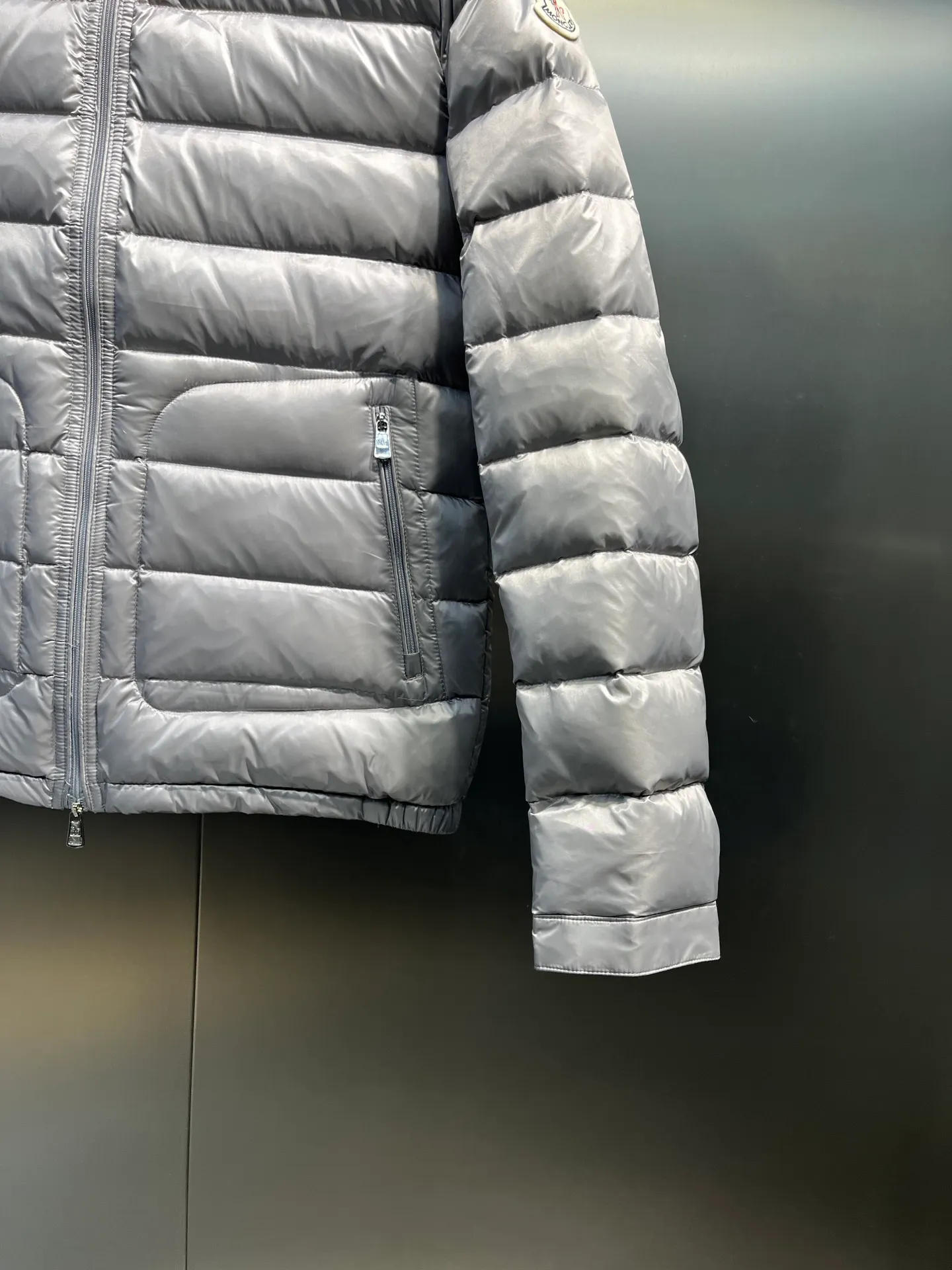 P680 MONCLER Menstrual Stand Collar Thin Down Jacket 🌟 is on sale at the same time, highly recommended to keep for yourself! The customer supplies high-density anti-drilling velvet nylon fabric and uses Longue Saison nylon down jacket. Famon's flagship fabric can definitely withstand the test! Nylon zipper pocket, hidden snap button closure collar, elastic hem and cuff design. As for the luster and brightness of the fabric, you can feel its high-end texture even more from the picture! You can carefully look through the screen to see the details. The interior is filled with 90% white duck down, and the gallbladder-free direct down filling process makes it warmer and lighter than ever before. The new oversized double pocket design elements have exquisite details and a handsome upper body!  size: 12345