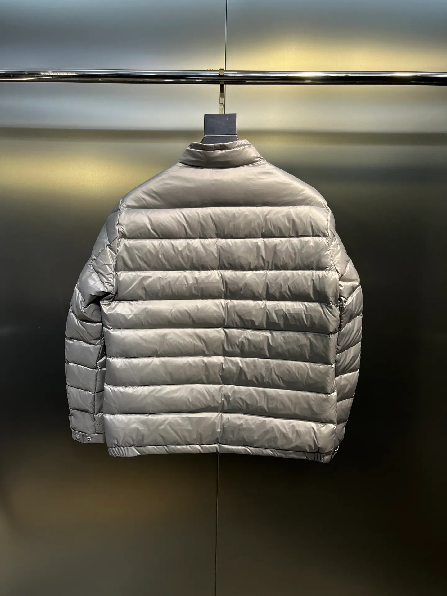 P680 MONCLER Menstrual Stand Collar Thin Down Jacket 🌟 is on sale at the same time, highly recommended to keep for yourself! The customer supplies high-density anti-drilling velvet nylon fabric and uses Longue Saison nylon down jacket. Famon's flagship fabric can definitely withstand the test! Nylon zipper pocket, hidden snap button closure collar, elastic hem and cuff design. As for the luster and brightness of the fabric, you can feel its high-end texture even more from the picture! You can carefully look through the screen to see the details. The interior is filled with 90% white duck down, and the gallbladder-free direct down filling process makes it warmer and lighter than ever before. The new oversized double pocket design elements have exquisite details and a handsome upper body!  size: 12345