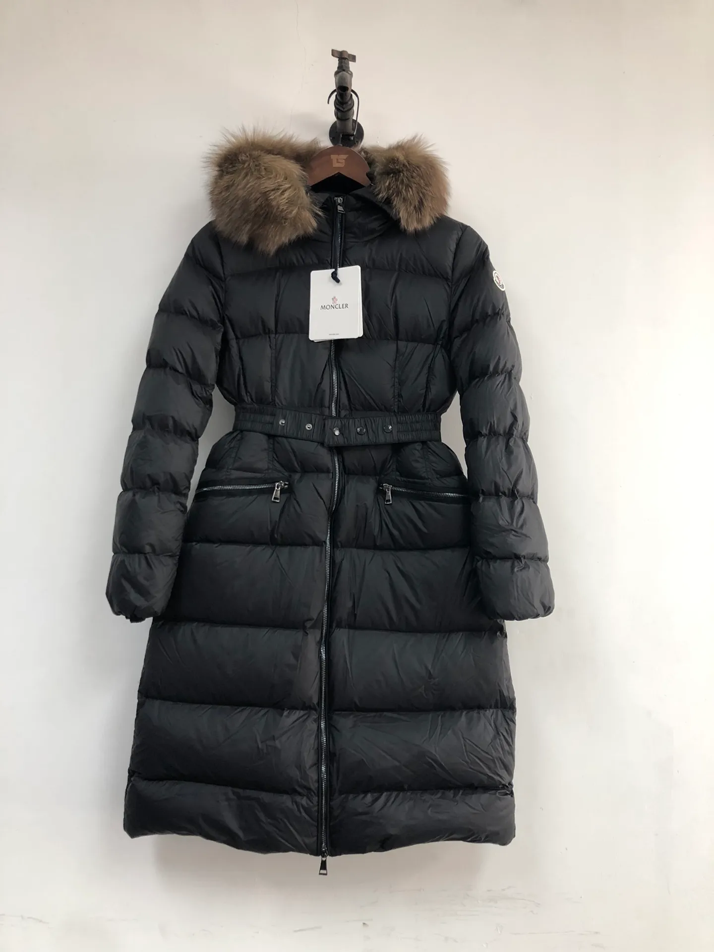P1080 ——————Women's model🧡🧡🧡 MONCLER Mouth-covered mid-length down jacket Women's hooded down jacket, original version 1:1, with an elastic waistband at the back, plus a color-matching movable belt, the fabric is soft and comfortable, 90 velvet has good loft, slim fit, the upper body is light and neat, warm and not bloated ✨Supports NFC chip verification👍 Real shot of oversized fox fur collar 👇 Color: black, green Size: 1234 (shipped next day)