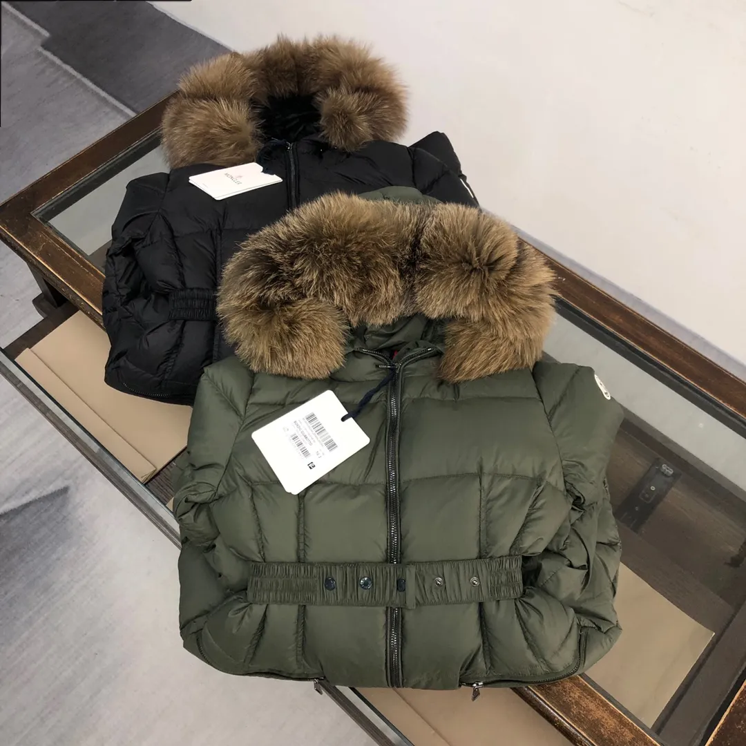 P1080 ——————Women's model🧡🧡🧡 MONCLER Mouth-covered mid-length down jacket Women's hooded down jacket, original version 1:1, with an elastic waistband at the back, plus a color-matching movable belt, the fabric is soft and comfortable, 90 velvet has good loft, slim fit, the upper body is light and neat, warm and not bloated ✨Supports NFC chip verification👍 Real shot of oversized fox fur collar 👇 Color: black, green Size: 1234 (shipped next day)