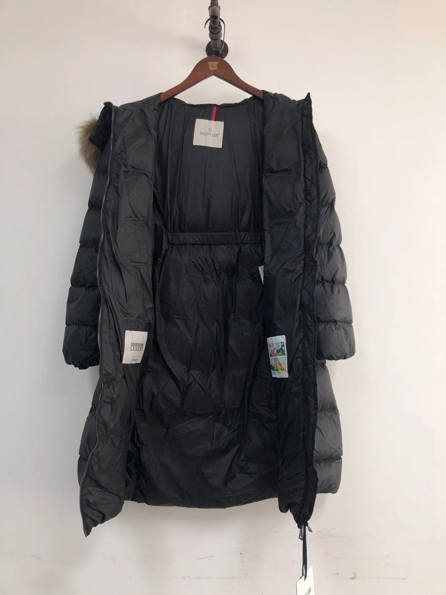 P1080 ——————Women's model🧡🧡🧡 MONCLER Mouth-covered mid-length down jacket Women's hooded down jacket, original version 1:1, with an elastic waistband at the back, plus a color-matching movable belt, the fabric is soft and comfortable, 90 velvet has good loft, slim fit, the upper body is light and neat, warm and not bloated ✨Supports NFC chip verification👍 Real shot of oversized fox fur collar 👇 Color: black, green Size: 1234 (shipped next day)