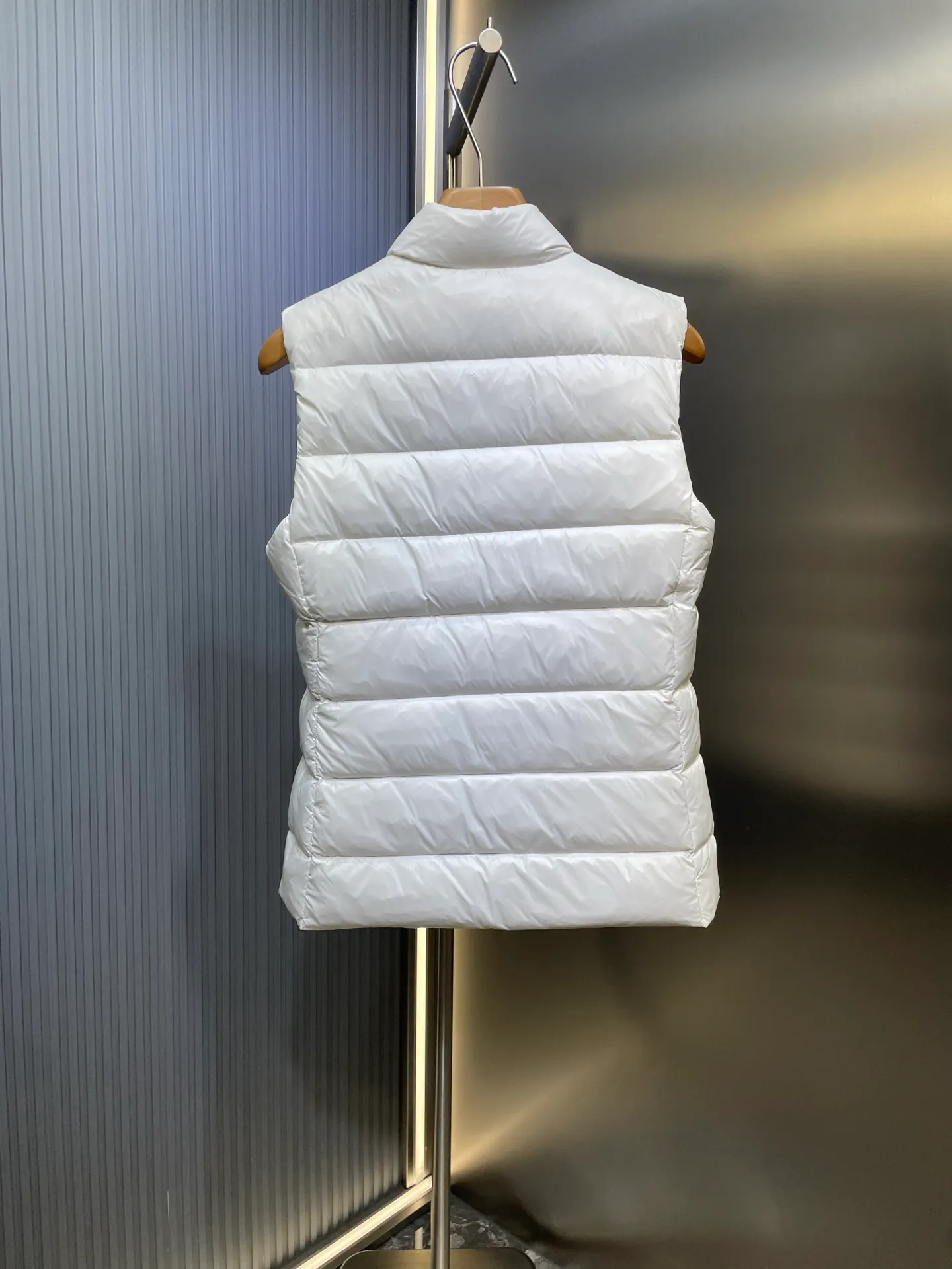 P720 moncler/Mongolian down vest 🌟 Mengjia's top product, the treasure of the store】Belatedly, good products and good styles from channels! Meng Mouth Ace Channel List, the most classic and popular nylon down stand-up collar women's vest and down vest😄 kills all versions on the market. It can only be said that it is not on the same level. No matter in terms of material, detail restoration and craftsmanship, it is not afraid of any challenges, just to provide everyone with wonderful products. Simple nylon production, unique stand-up collar design, small zipper decoration on both sides, both down filling and pudding seams are unique. The most classic and recognizable new stand-up collar design is embellished with the brand logo, and the upper body is very high-street style! The combination of zipper and hardware looks more advanced! A simple design allows you not to be afraid of the cold in winter! Filled with white down for warmth and care! The two-way zipper fly can adjust the shape of the clothing and lock in the temperature! The imported fabrics are supplied by customers, are windproof and snowproof, have a first-class feel, full texture, and no velvet leakage! The inside is full of down, international standard 90% white duck down ➕ 10% white duck feathers! High fluffiness and great warmth retention properties! Simple silhouettes and cuts can be styled in any style! How to tell whether a piece of down has high down content? Open the inside and press the convex part of the down, and it will rebound slowly! Please pay attention to the distinction. The ingredients of many washed wheat products on the market are different from the real thing! Our family guarantees that not a single ingredient is missing! Outer material: Adopt, not only breathable and comfortable to wear! It is also waterproof, windproof, low temperature resistant, antistatic, and anti-wrinkle! Specially designed ultra-durable fabric to keep you warm and dry even in extreme environmental climates! Outer layer material: customized m fabric material provided by customers! High density! Not only is it breathable and comfortable to wear! It also has good anti-low temperature, anti-static and anti-wrinkle effects! Specially designed ultra-durable fabric to keep you warm and dry even in extreme environmental climates! Classic black is full of high-end feel. It can bring you the best warmth in late autumn with pure British blood! Bring an extraordinary experience! A down vest can bring you plenty of warmth in autumn and winter when the temperature changes suddenly!  If you come across such a beautiful model, hurry up and grab it. Exclusive stock, exclusive resource gifts, super recommended! Needless to say, it’s a good thing. It would be a pity to miss it. I look forward to your fans’ perfect performance! ! size: 1234