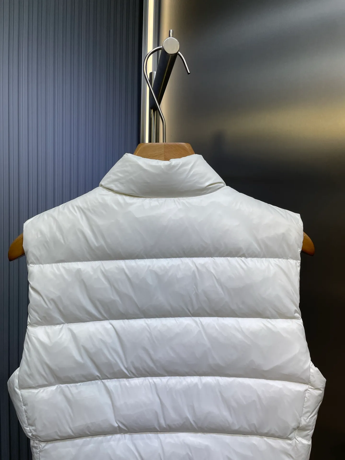 P720 moncler/Mongolian down vest 🌟 Mengjia's top product, the treasure of the store】Belatedly, good products and good styles from channels! Meng Mouth Ace Channel List, the most classic and popular nylon down stand-up collar women's vest and down vest😄 kills all versions on the market. It can only be said that it is not on the same level. No matter in terms of material, detail restoration and craftsmanship, it is not afraid of any challenges, just to provide everyone with wonderful products. Simple nylon production, unique stand-up collar design, small zipper decoration on both sides, both down filling and pudding seams are unique. The most classic and recognizable new stand-up collar design is embellished with the brand logo, and the upper body is very high-street style! The combination of zipper and hardware looks more advanced! A simple design allows you not to be afraid of the cold in winter! Filled with white down for warmth and care! The two-way zipper fly can adjust the shape of the clothing and lock in the temperature! The imported fabrics are supplied by customers, are windproof and snowproof, have a first-class feel, full texture, and no velvet leakage! The inside is full of down, international standard 90% white duck down ➕ 10% white duck feathers! High fluffiness and great warmth retention properties! Simple silhouettes and cuts can be styled in any style! How to tell whether a piece of down has high down content? Open the inside and press the convex part of the down, and it will rebound slowly! Please pay attention to the distinction. The ingredients of many washed wheat products on the market are different from the real thing! Our family guarantees that not a single ingredient is missing! Outer material: Adopt, not only breathable and comfortable to wear! It is also waterproof, windproof, low temperature resistant, antistatic, and anti-wrinkle! Specially designed ultra-durable fabric to keep you warm and dry even in extreme environmental climates! Outer layer material: customized m fabric material provided by customers! High density! Not only is it breathable and comfortable to wear! It also has good anti-low temperature, anti-static and anti-wrinkle effects! Specially designed ultra-durable fabric to keep you warm and dry even in extreme environmental climates! Classic black is full of high-end feel. It can bring you the best warmth in late autumn with pure British blood! Bring an extraordinary experience! A down vest can bring you plenty of warmth in autumn and winter when the temperature changes suddenly!  If you come across such a beautiful model, hurry up and grab it. Exclusive stock, exclusive resource gifts, super recommended! Needless to say, it’s a good thing. It would be a pity to miss it. I look forward to your fans’ perfect performance! ! size: 1234