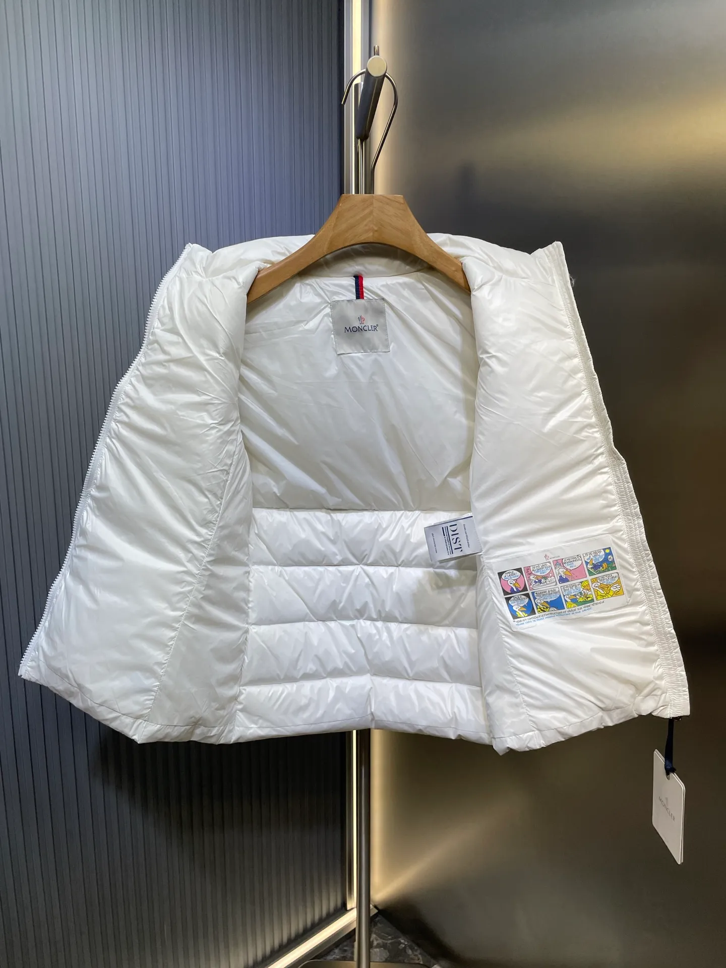 P720 moncler/Mongolian down vest 🌟 Mengjia's top product, the treasure of the store】Belatedly, good products and good styles from channels! Meng Mouth Ace Channel List, the most classic and popular nylon down stand-up collar women's vest and down vest😄 kills all versions on the market. It can only be said that it is not on the same level. No matter in terms of material, detail restoration and craftsmanship, it is not afraid of any challenges, just to provide everyone with wonderful products. Simple nylon production, unique stand-up collar design, small zipper decoration on both sides, both down filling and pudding seams are unique. The most classic and recognizable new stand-up collar design is embellished with the brand logo, and the upper body is very high-street style! The combination of zipper and hardware looks more advanced! A simple design allows you not to be afraid of the cold in winter! Filled with white down for warmth and care! The two-way zipper fly can adjust the shape of the clothing and lock in the temperature! The imported fabrics are supplied by customers, are windproof and snowproof, have a first-class feel, full texture, and no velvet leakage! The inside is full of down, international standard 90% white duck down ➕ 10% white duck feathers! High fluffiness and great warmth retention properties! Simple silhouettes and cuts can be styled in any style! How to tell whether a piece of down has high down content? Open the inside and press the convex part of the down, and it will rebound slowly! Please pay attention to the distinction. The ingredients of many washed wheat products on the market are different from the real thing! Our family guarantees that not a single ingredient is missing! Outer material: Adopt, not only breathable and comfortable to wear! It is also waterproof, windproof, low temperature resistant, antistatic, and anti-wrinkle! Specially designed ultra-durable fabric to keep you warm and dry even in extreme environmental climates! Outer layer material: customized m fabric material provided by customers! High density! Not only is it breathable and comfortable to wear! It also has good anti-low temperature, anti-static and anti-wrinkle effects! Specially designed ultra-durable fabric to keep you warm and dry even in extreme environmental climates! Classic black is full of high-end feel. It can bring you the best warmth in late autumn with pure British blood! Bring an extraordinary experience! A down vest can bring you plenty of warmth in autumn and winter when the temperature changes suddenly!  If you come across such a beautiful model, hurry up and grab it. Exclusive stock, exclusive resource gifts, super recommended! Needless to say, it’s a good thing. It would be a pity to miss it. I look forward to your fans’ perfect performance! ! size: 1234