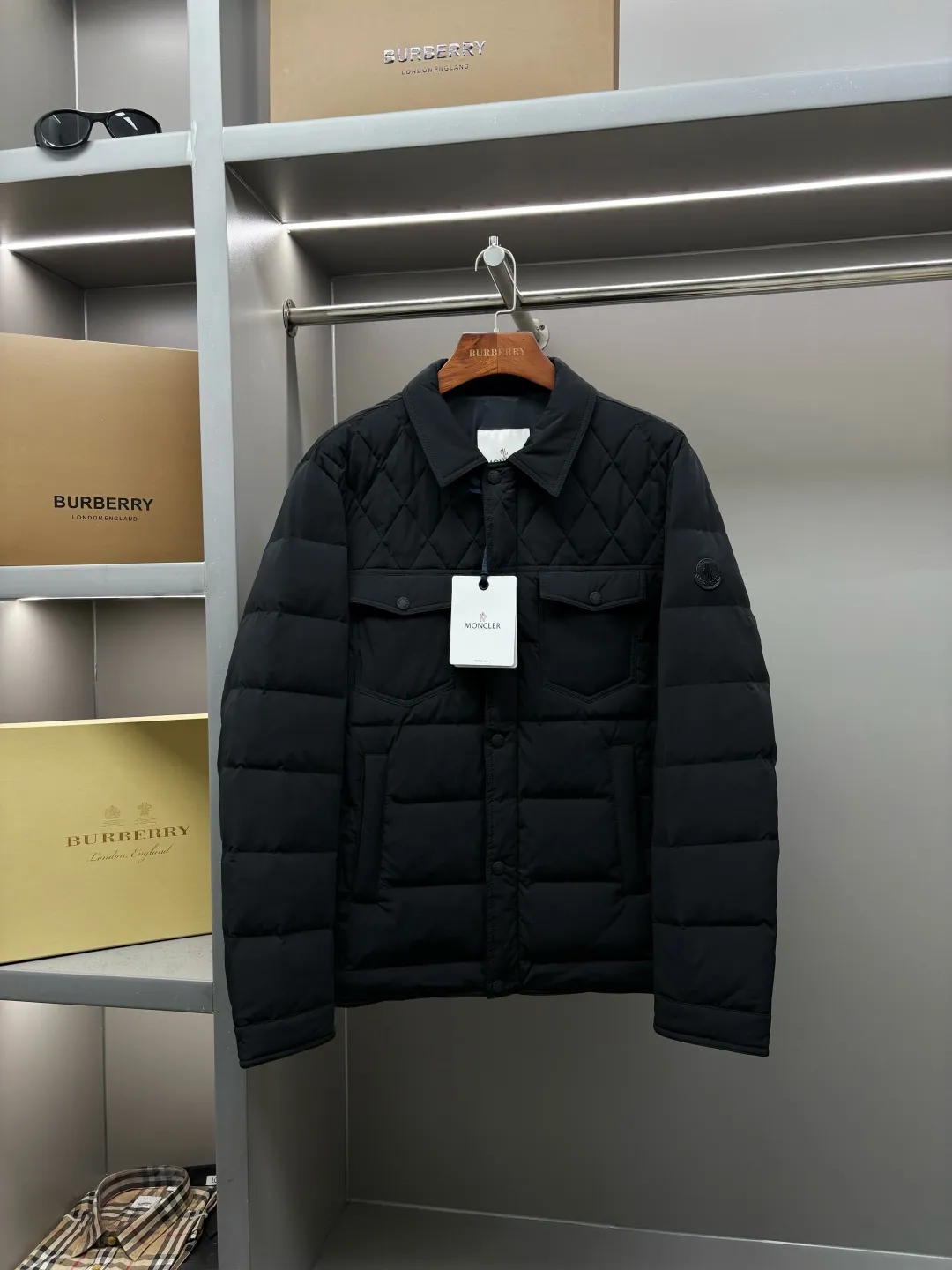 P890 Moncler's new diamond plaid splicing down jacket uses European aesthetic diamond plaid to continue writing the artistic chapter of down jackets. Inspired by the classic European quilting technology MORGLELLI three-dimensional diamond plaid breaks the monotony of the plane and reshapes the down outline with geometric language. Every inch of quilting is a precise measurement of warmth. [Ingenious weaving, lightness to travel with] ▫️ Selected imported 90% white duck down filling Fluffy and soft, locking in every body temperature ▫️ Micro-glossy windproof fabric, low-key texture, no fear of urban wind and rain ▫️ Slim-fitting three-dimensional tailoring, fit the body shape, say goodbye to winter bloat ▫️ Custom-made accessories at the counter, original one-to-one production [Every detail is ingenious] → Lapel design, fitting the neck line → Invisible side pockets, both practical and beautiful → Precise routing technology, each rhombus is even and full Size: M-XXXL Color: Black Royal Blue