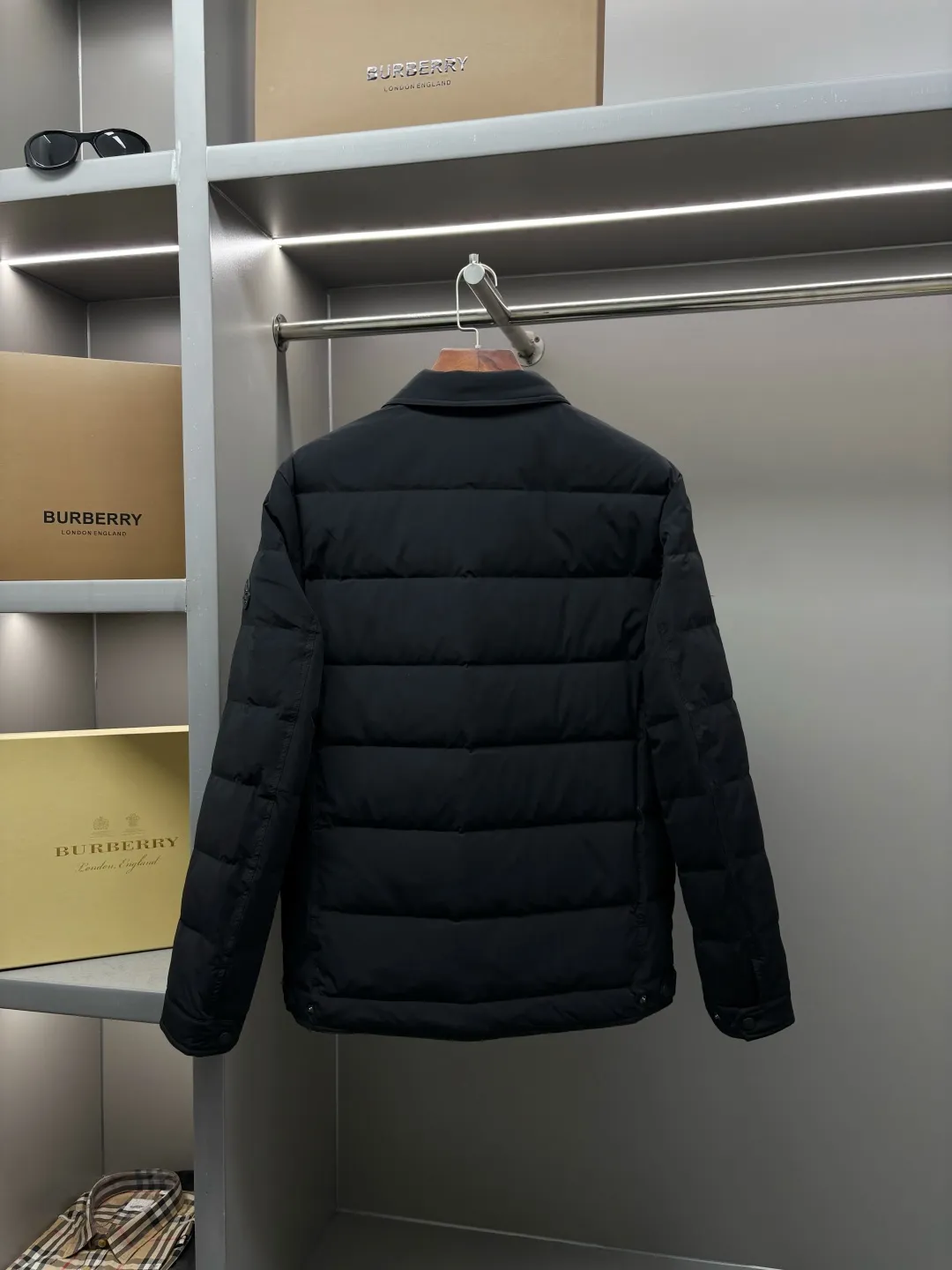 P890 Moncler's new diamond plaid splicing down jacket uses European aesthetic diamond plaid to continue writing the artistic chapter of down jackets. Inspired by the classic European quilting technology MORGLELLI three-dimensional diamond plaid breaks the monotony of the plane and reshapes the down outline with geometric language. Every inch of quilting is a precise measurement of warmth. [Ingenious weaving, lightness to travel with] ▫️ Selected imported 90% white duck down filling Fluffy and soft, locking in every body temperature ▫️ Micro-glossy windproof fabric, low-key texture, no fear of urban wind and rain ▫️ Slim-fitting three-dimensional tailoring, fit the body shape, say goodbye to winter bloat ▫️ Custom-made accessories at the counter, original one-to-one production [Every detail is ingenious] → Lapel design, fitting the neck line → Invisible side pockets, both practical and beautiful → Precise routing technology, each rhombus is even and full Size: M-XXXL Color: Black Royal Blue