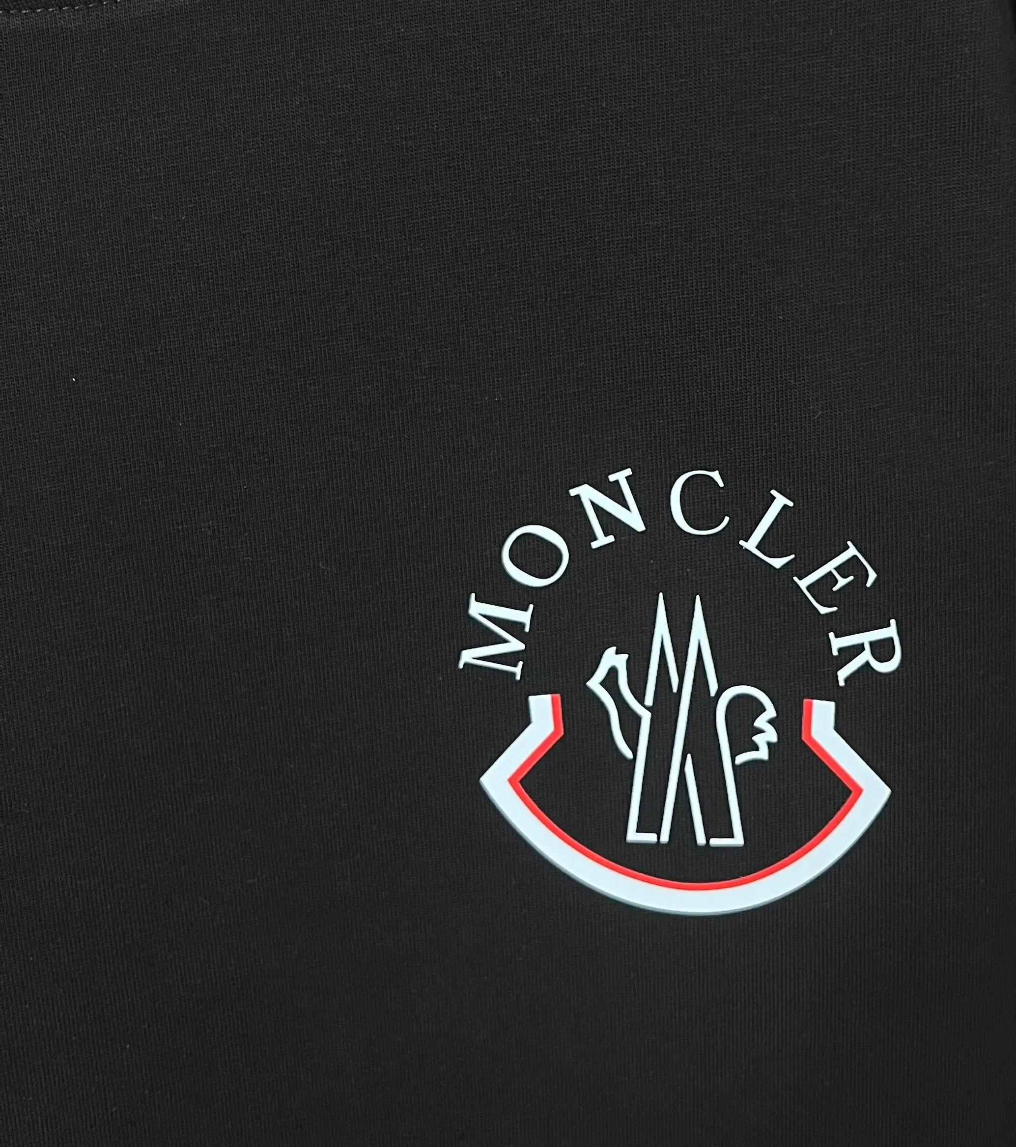 P220 (shipped the next day) MONCLER/Mongolian 2025Fw new autumn and winter style 400g pullover round neck long-sleeved sweatshirt Color-blocked double-sided offset letter logo embossing process Same style for men and women Brand classic Pure cotton fabric Official synchronization High version High quality Fashionable personality Versatile trend Pure original quality Original fabric Hang tag Collar label Washed wheat Complete three labels Color: Black. White. Size: S-XL