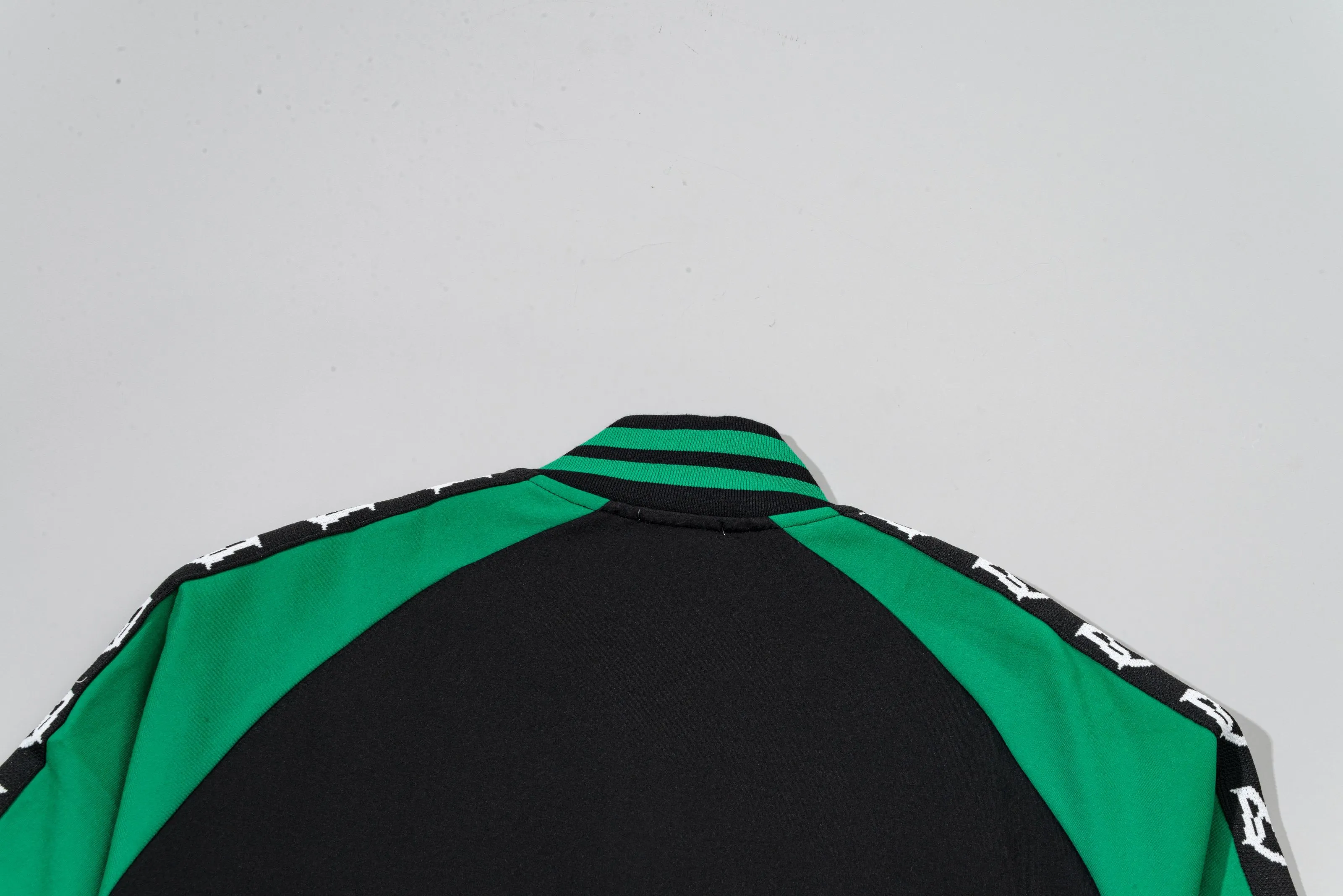 P270 MONCLER/Mask Custom fabric suit zipper jacket Color block design embroidered micro-label LOGO hand sleeve webbing technology Official synchronization High version High quality Fashion personality Versatile trend Pure original quality Original fabric Hang tag Collar label Washed wheat Complete three standards Color: black and white. Black green. Black yellow. Size: S-2XL