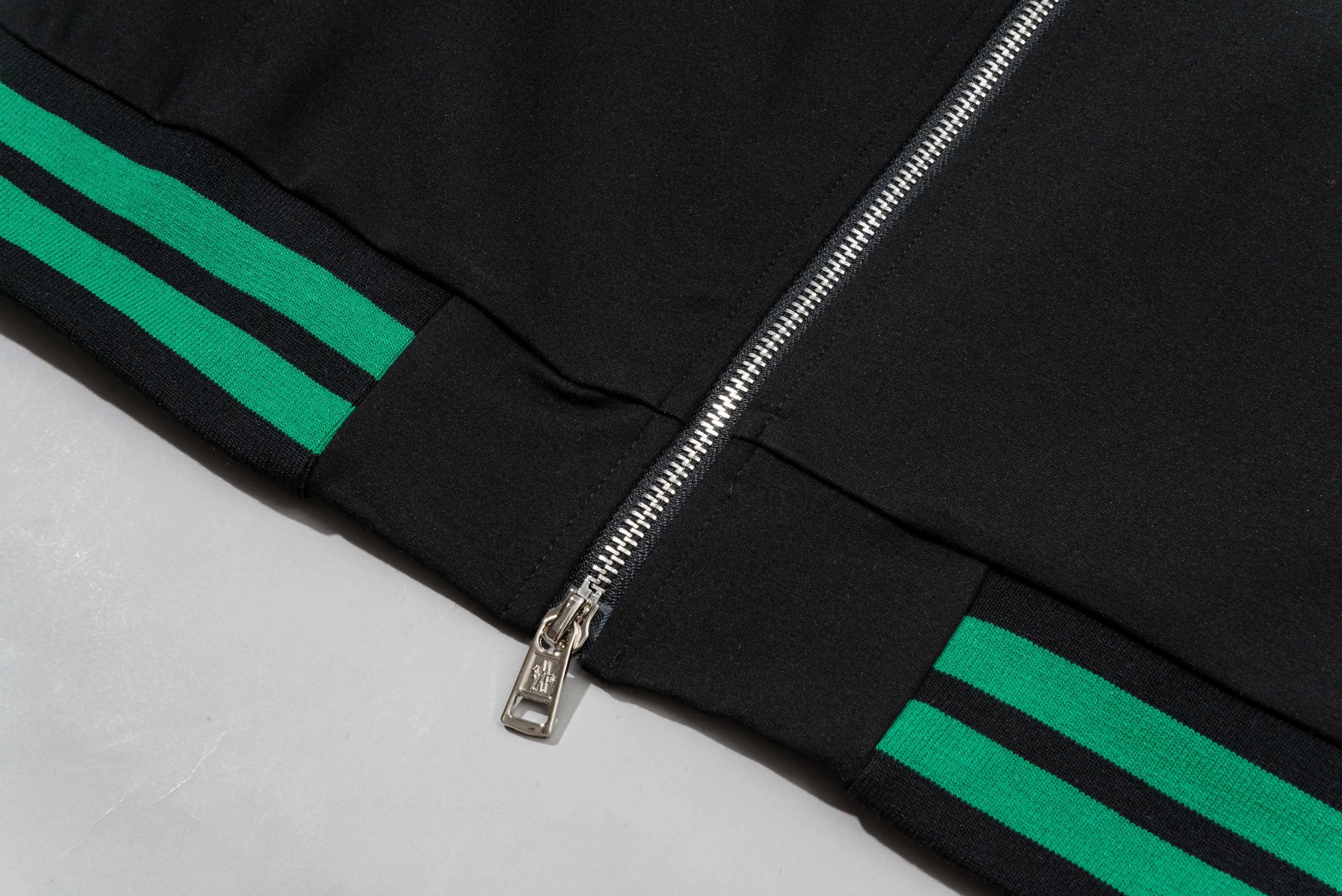 P270 MONCLER/Mask Custom fabric suit zipper jacket Color block design embroidered micro-label LOGO hand sleeve webbing technology Official synchronization High version High quality Fashion personality Versatile trend Pure original quality Original fabric Hang tag Collar label Washed wheat Complete three standards Color: black and white. Black green. Black yellow. Size: S-2XL