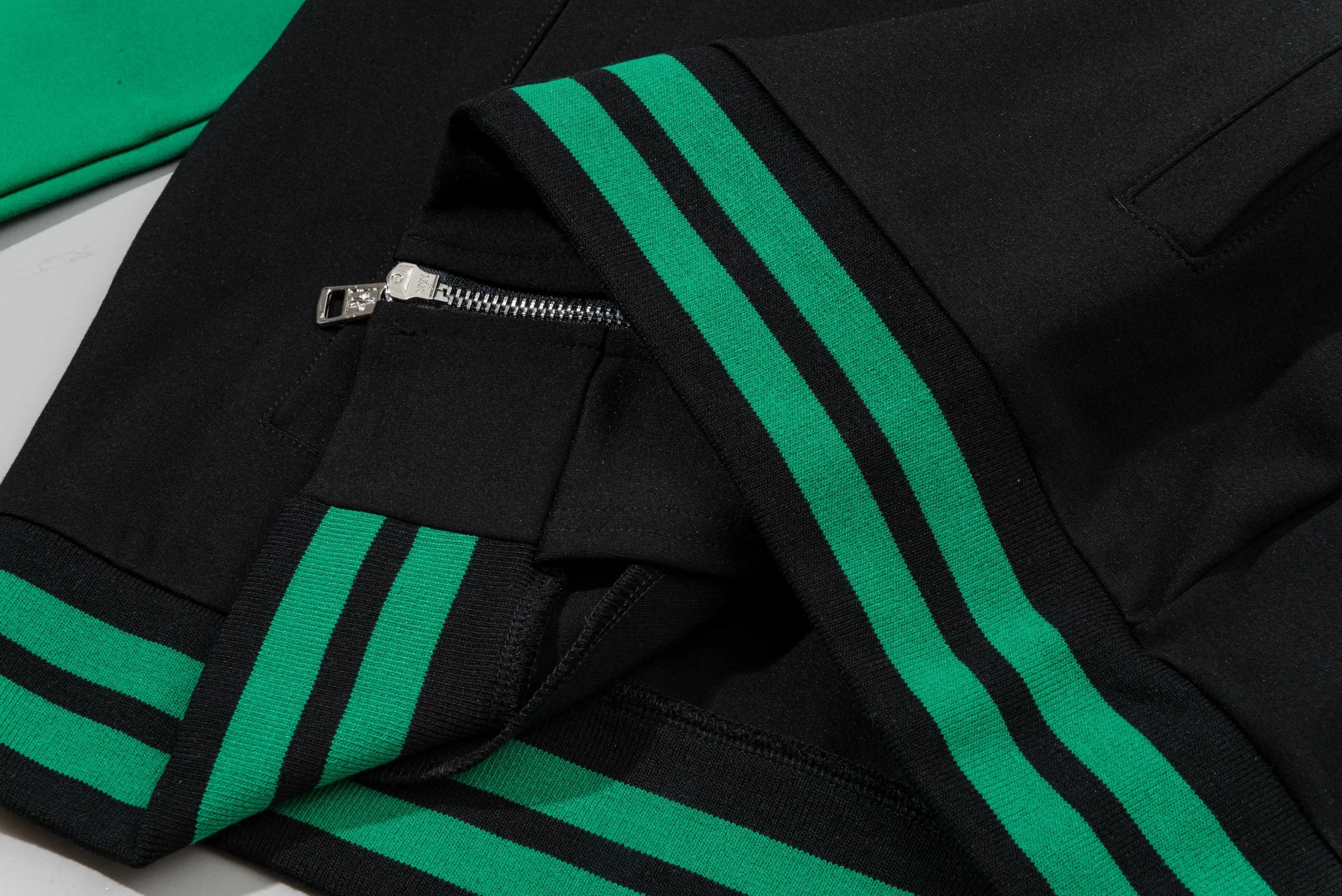 P270 MONCLER/Mask Custom fabric suit zipper jacket Color block design embroidered micro-label LOGO hand sleeve webbing technology Official synchronization High version High quality Fashion personality Versatile trend Pure original quality Original fabric Hang tag Collar label Washed wheat Complete three standards Color: black and white. Black green. Black yellow. Size: S-2XL