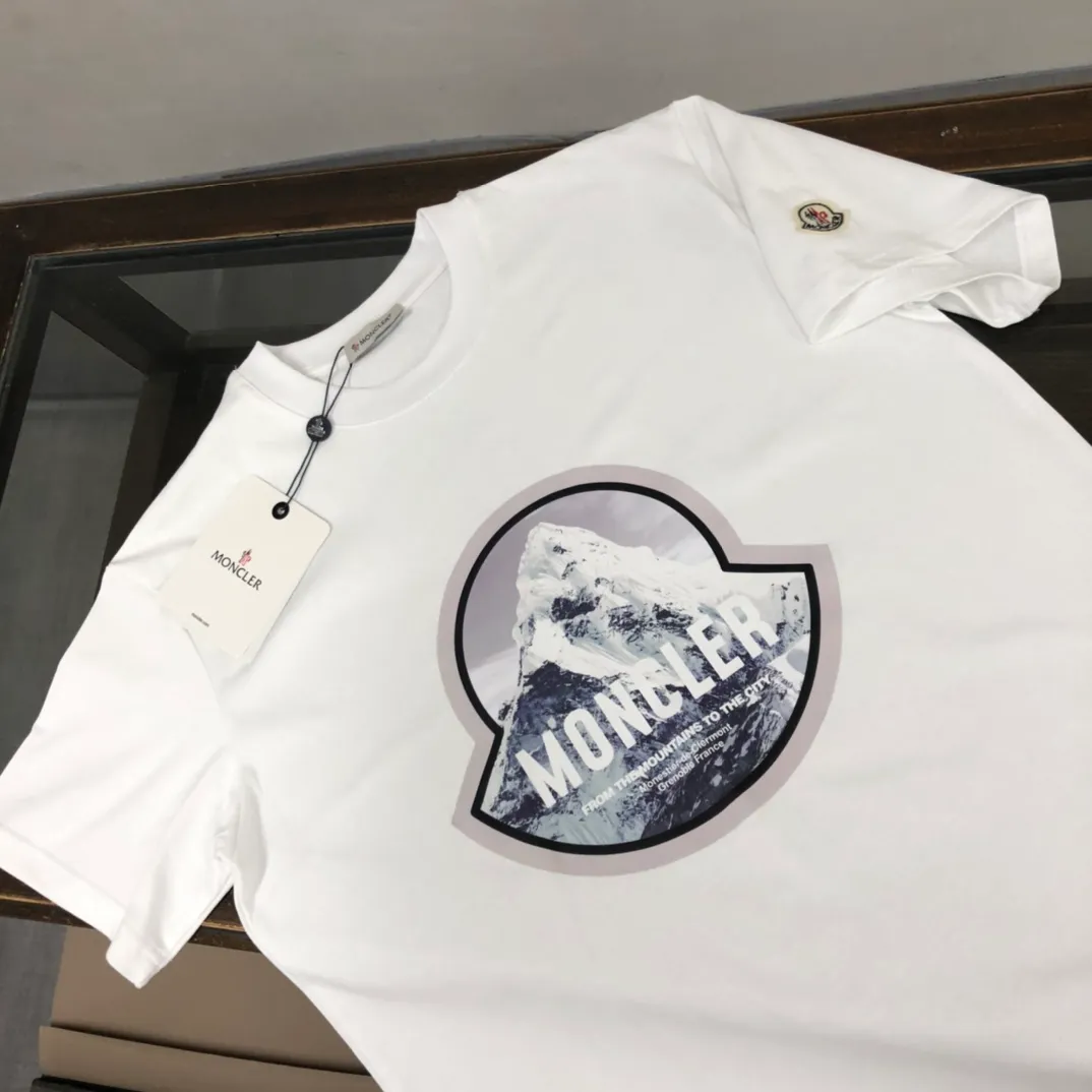 P160 🔥MONCLER New style, customized high-end ready-to-wear! Fashionable and trendy casual short-sleeved T-shirt, gentle, soft, delicate, skin-friendly, comfortable and cool, the chest pattern is stylish and full of vitality! A fashionable and versatile must-have! Color: black white Size: S～XL (loose version, please state your height and weight when placing an order)