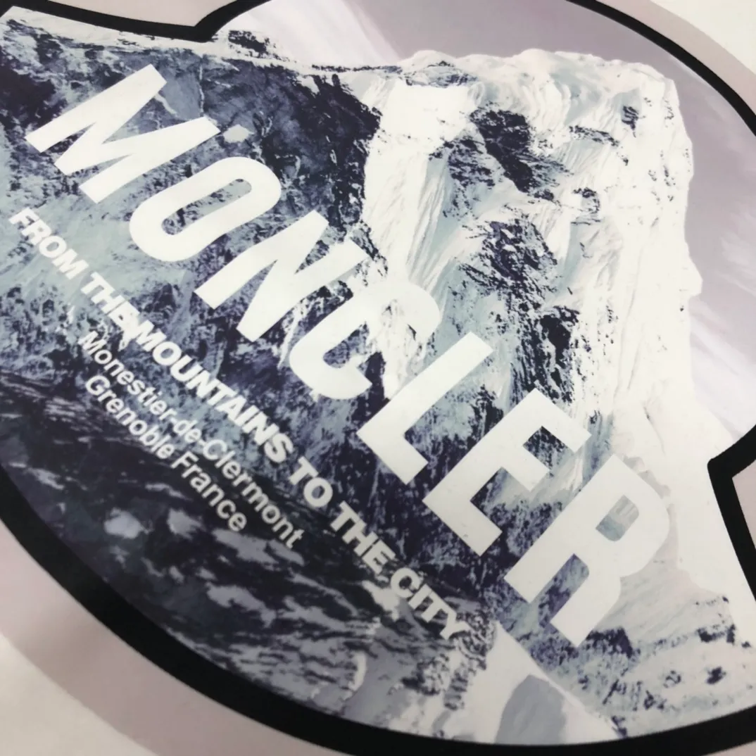 P160 🔥MONCLER New style, customized high-end ready-to-wear! Fashionable and trendy casual short-sleeved T-shirt, gentle, soft, delicate, skin-friendly, comfortable and cool, the chest pattern is stylish and full of vitality! A fashionable and versatile must-have! Color: black white Size: S～XL (loose version, please state your height and weight when placing an order)