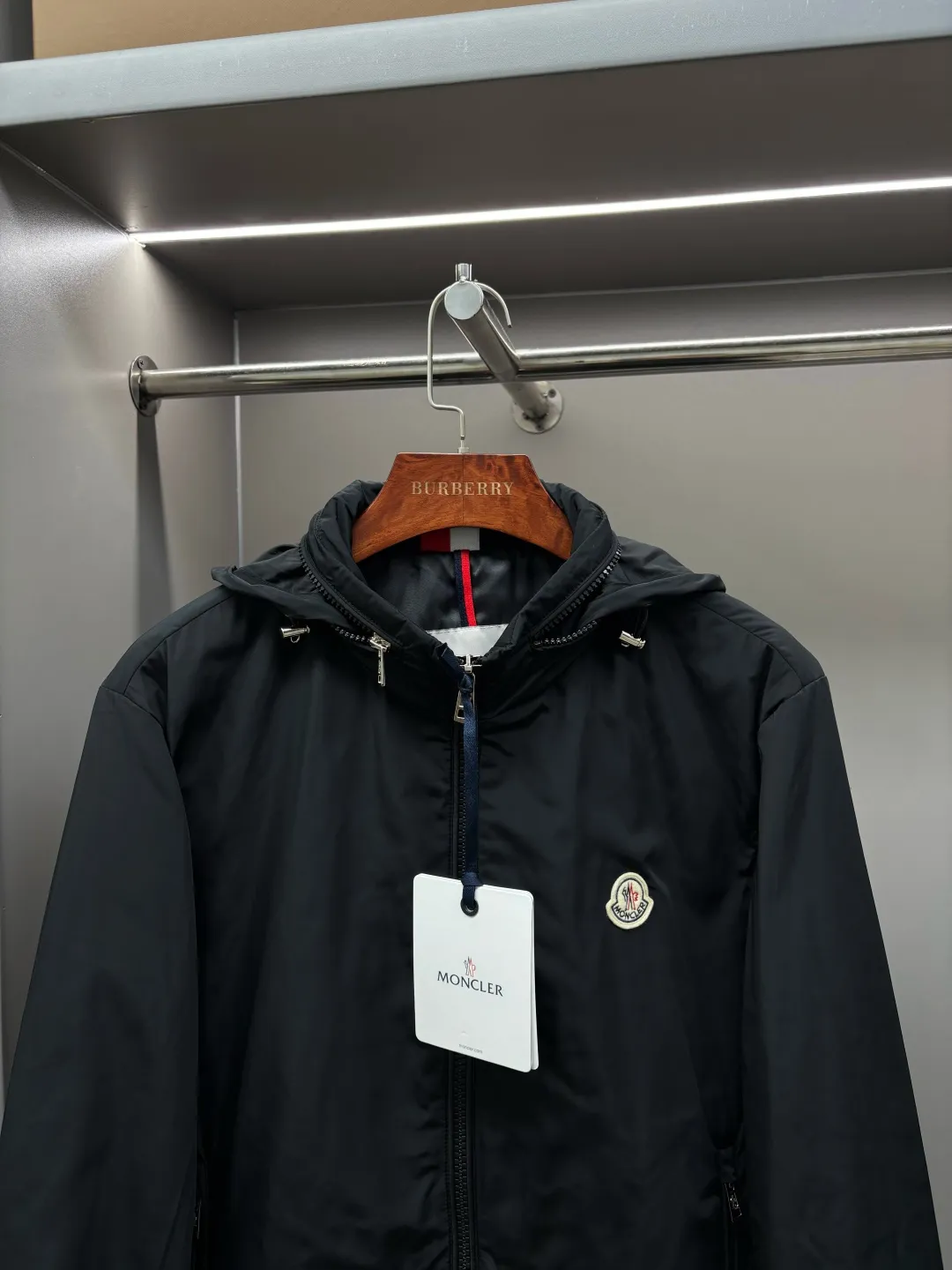 P640 Moncler New style thin cotton jacket with letters Original fabric Original accessories Official same style Made of imported polyester fabric, custom-made dyed in the same vat. Very comfortable and smooth to the touch Very wide and stylish. Will not deform after long-term wear. Produced by a first-line brand factory. The label is full and textured. The latest style for autumn and winter. Fashionable and personalized. Super versatile and good-looking. Very suitable for both men and women. A must-have for everyone. Color: Black Royal Blue Size: M-3XL