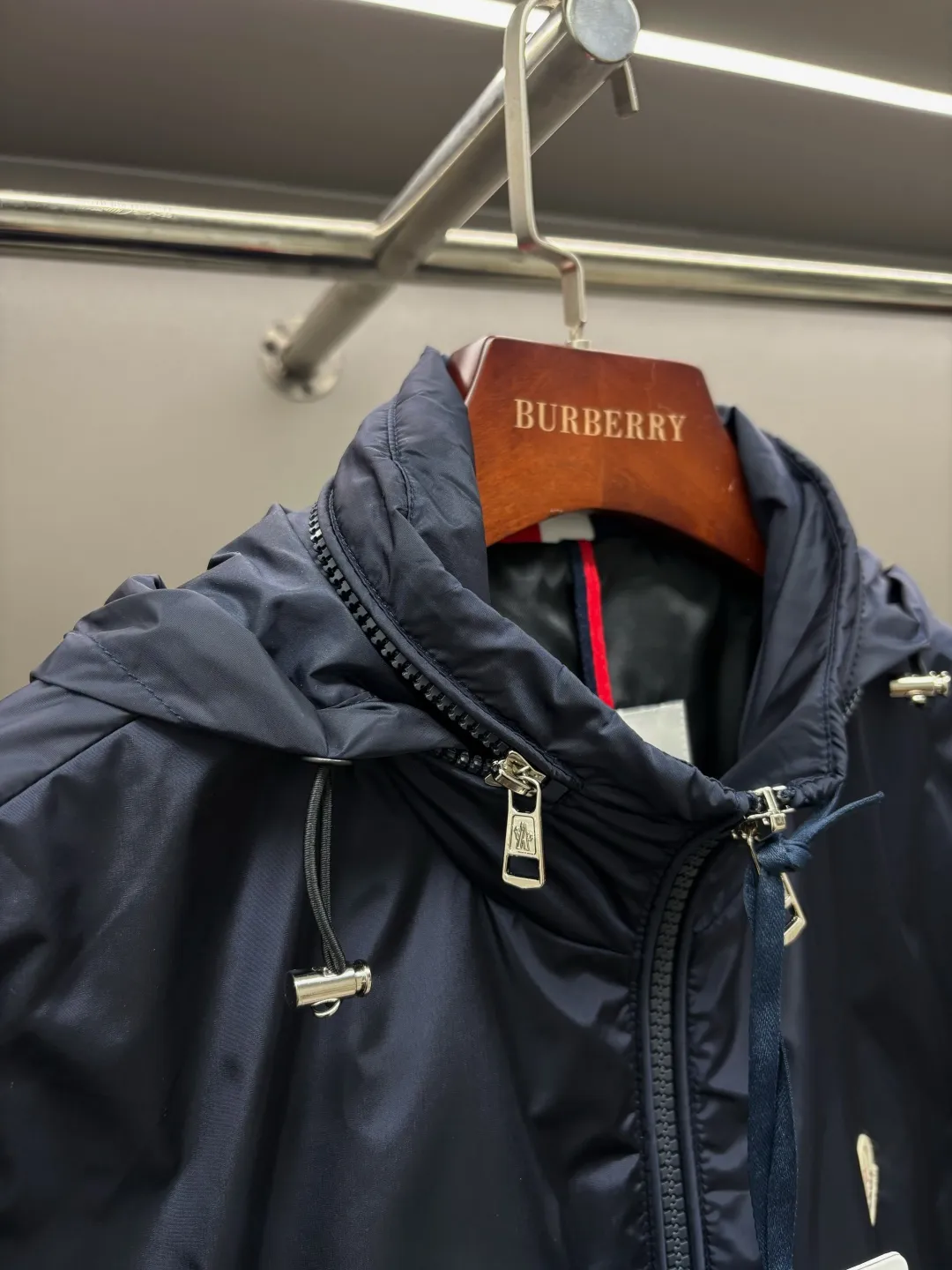 P640 Moncler New style thin cotton jacket with letters Original fabric Original accessories Official same style Made of imported polyester fabric, custom-made dyed in the same vat. Very comfortable and smooth to the touch Very wide and stylish. Will not deform after long-term wear. Produced by a first-line brand factory. The label is full and textured. The latest style for autumn and winter. Fashionable and personalized. Super versatile and good-looking. Very suitable for both men and women. A must-have for everyone. Color: Black Royal Blue Size: M-3XL