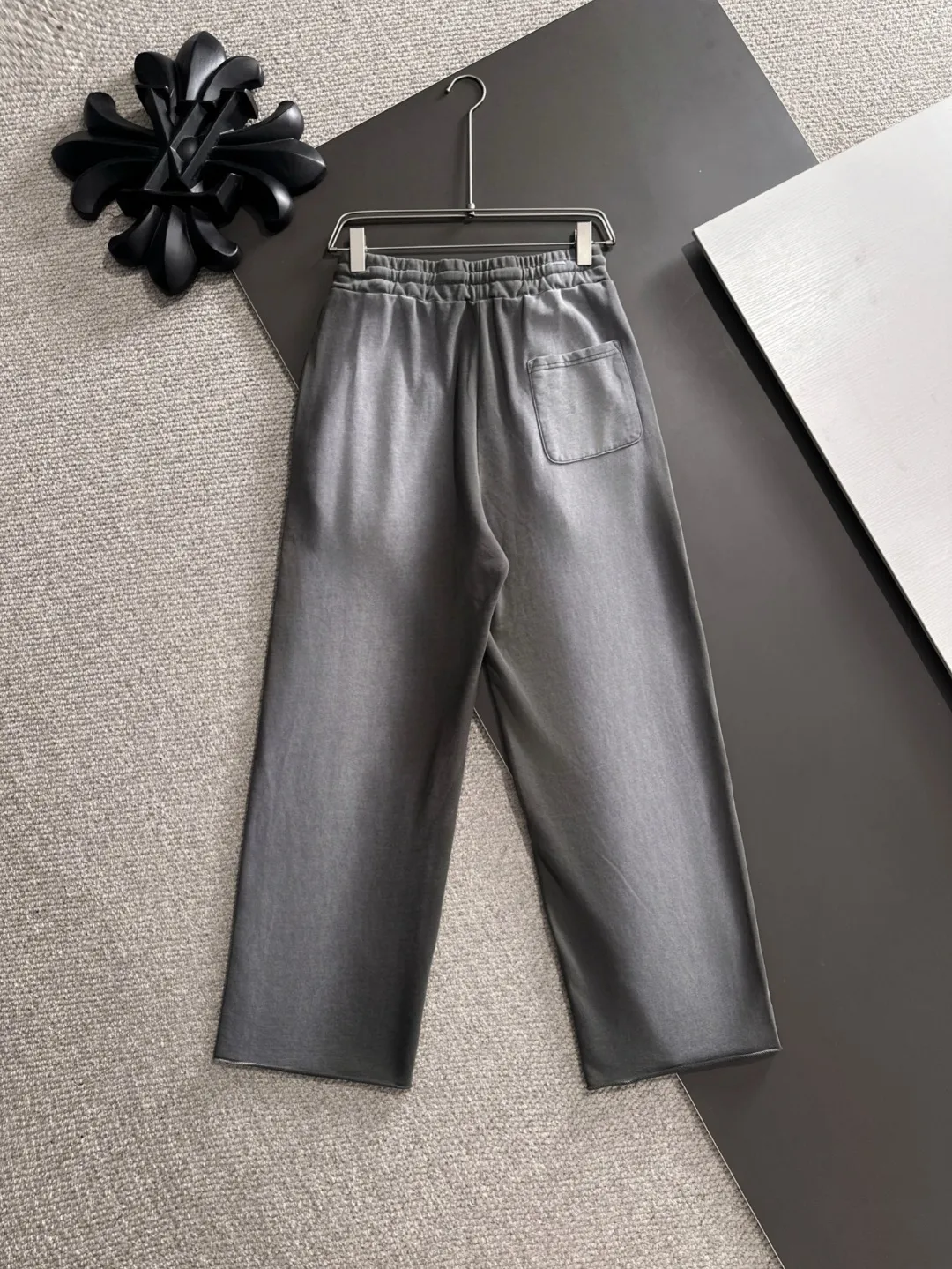 Next day shipment P360 MONCLER/Mongoose Exclusive first release of 25ss autumn and winter new high-quality trousers Compare real-life details at will A perfect choice for autumn and winter. A must-have item. Loose fit. Please refer to the size chart when placing an order: S to XL (or state your height and weight when placing an order)