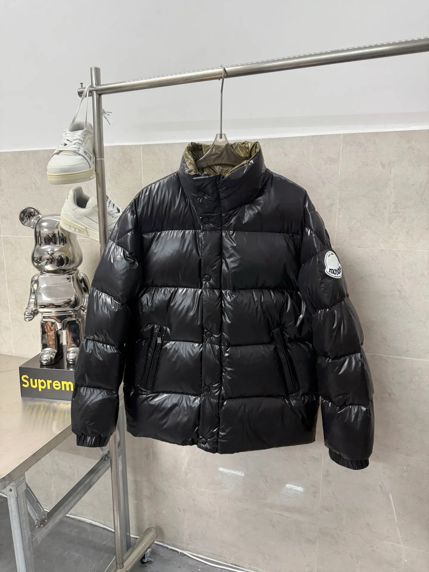 P920 Moncler's new Tripiti men's short down jacket. The Tripiti down jacket is made of functional glossy nylon fabric. It is comfortable and warm without being heavy. The chenille logo patch highlights the essence of the brand. Color: black white Size: 12345