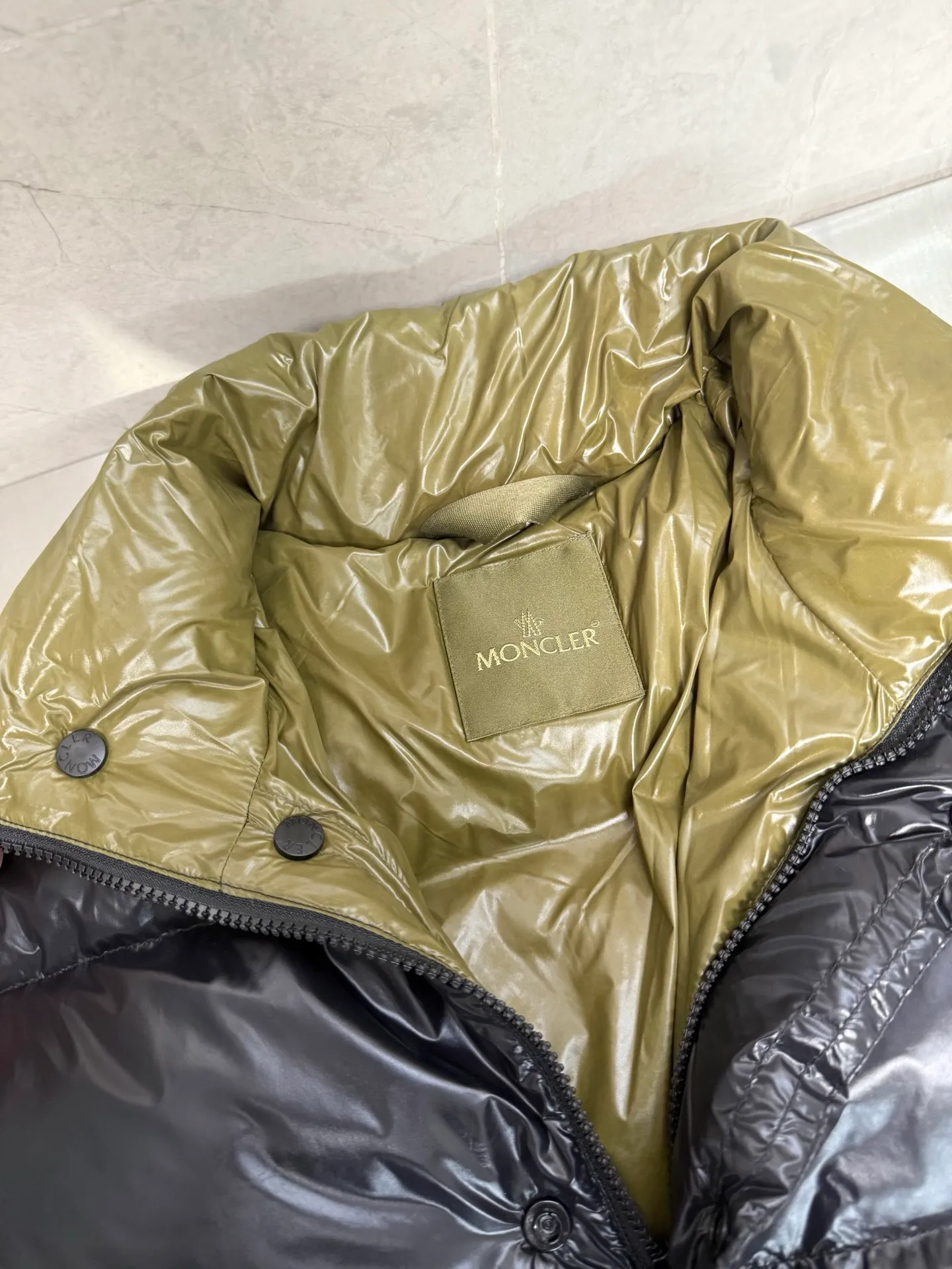 P920 Moncler's new Tripiti men's short down jacket. The Tripiti down jacket is made of functional glossy nylon fabric. It is comfortable and warm without being heavy. The chenille logo patch highlights the essence of the brand. Color: black white Size: 12345