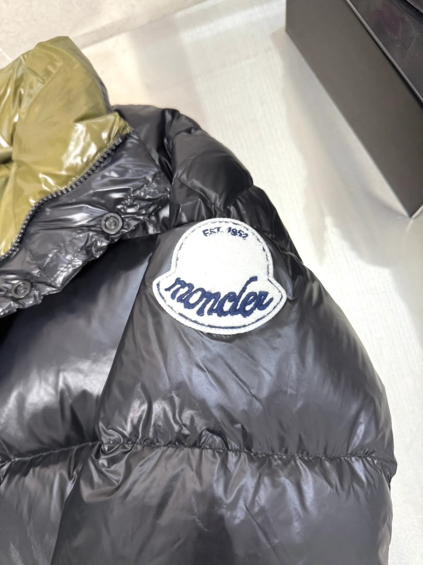 P920 Moncler's new Tripiti men's short down jacket. The Tripiti down jacket is made of functional glossy nylon fabric. It is comfortable and warm without being heavy. The chenille logo patch highlights the essence of the brand. Color: black white Size: 12345