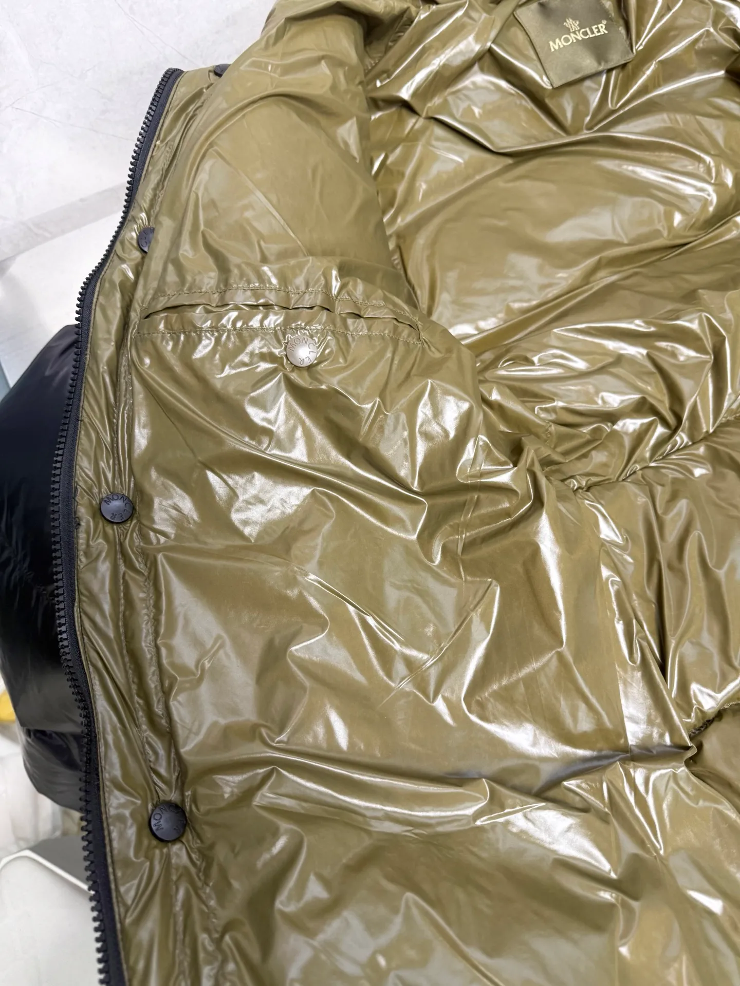 P920 Moncler's new Tripiti men's short down jacket. The Tripiti down jacket is made of functional glossy nylon fabric. It is comfortable and warm without being heavy. The chenille logo patch highlights the essence of the brand. Color: black white Size: 12345