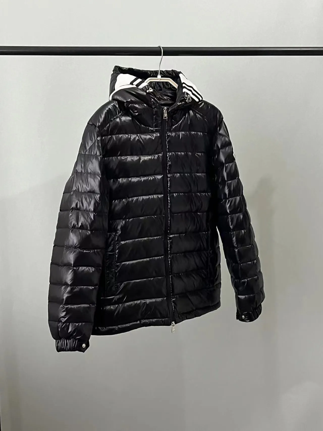 P820 ​​🆕2️⃣0️⃣2️⃣4️⃣🆕Moncler 🆕Stripe trimmed logo quilted hooded down jacket, simple and elegant, easy to wear Color: black, white, sky blue Size: 12345