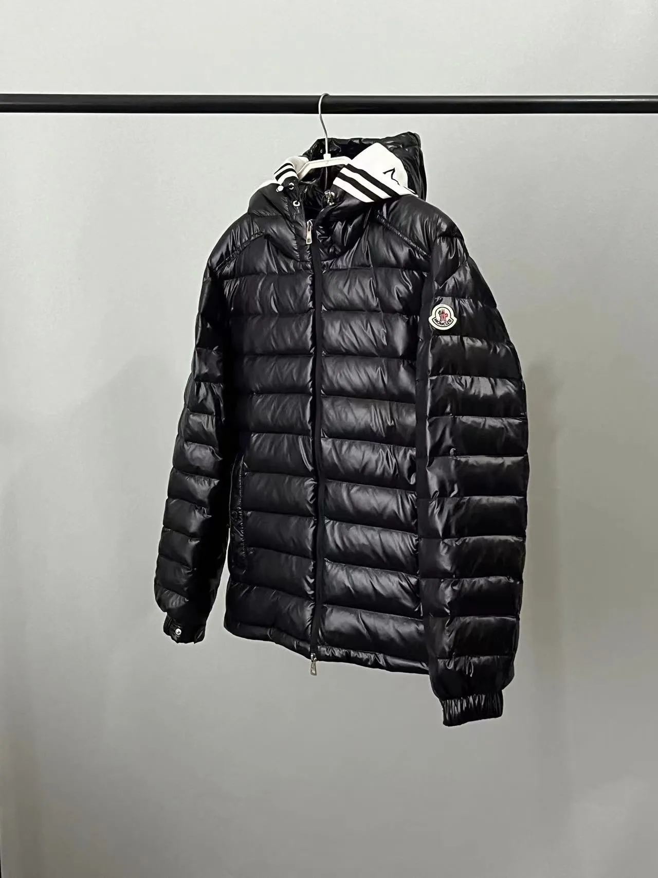 P820 ​​🆕2️⃣0️⃣2️⃣4️⃣🆕Moncler 🆕Stripe trimmed logo quilted hooded down jacket, simple and elegant, easy to wear Color: black, white, sky blue Size: 12345