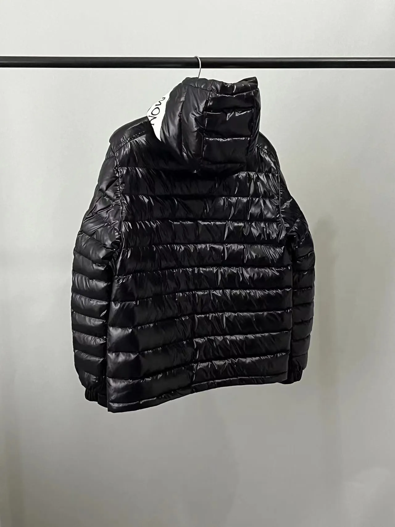 P820 ​​🆕2️⃣0️⃣2️⃣4️⃣🆕Moncler 🆕Stripe trimmed logo quilted hooded down jacket, simple and elegant, easy to wear Color: black, white, sky blue Size: 12345