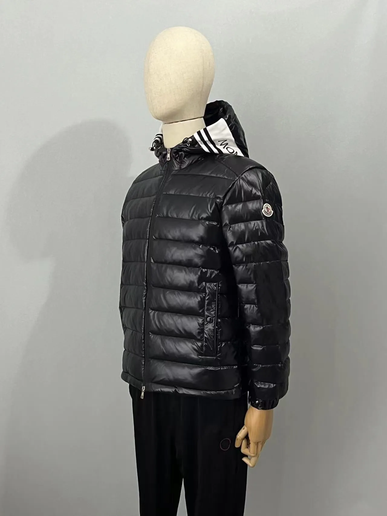 P820 ​​🆕2️⃣0️⃣2️⃣4️⃣🆕Moncler 🆕Stripe trimmed logo quilted hooded down jacket, simple and elegant, easy to wear Color: black, white, sky blue Size: 12345