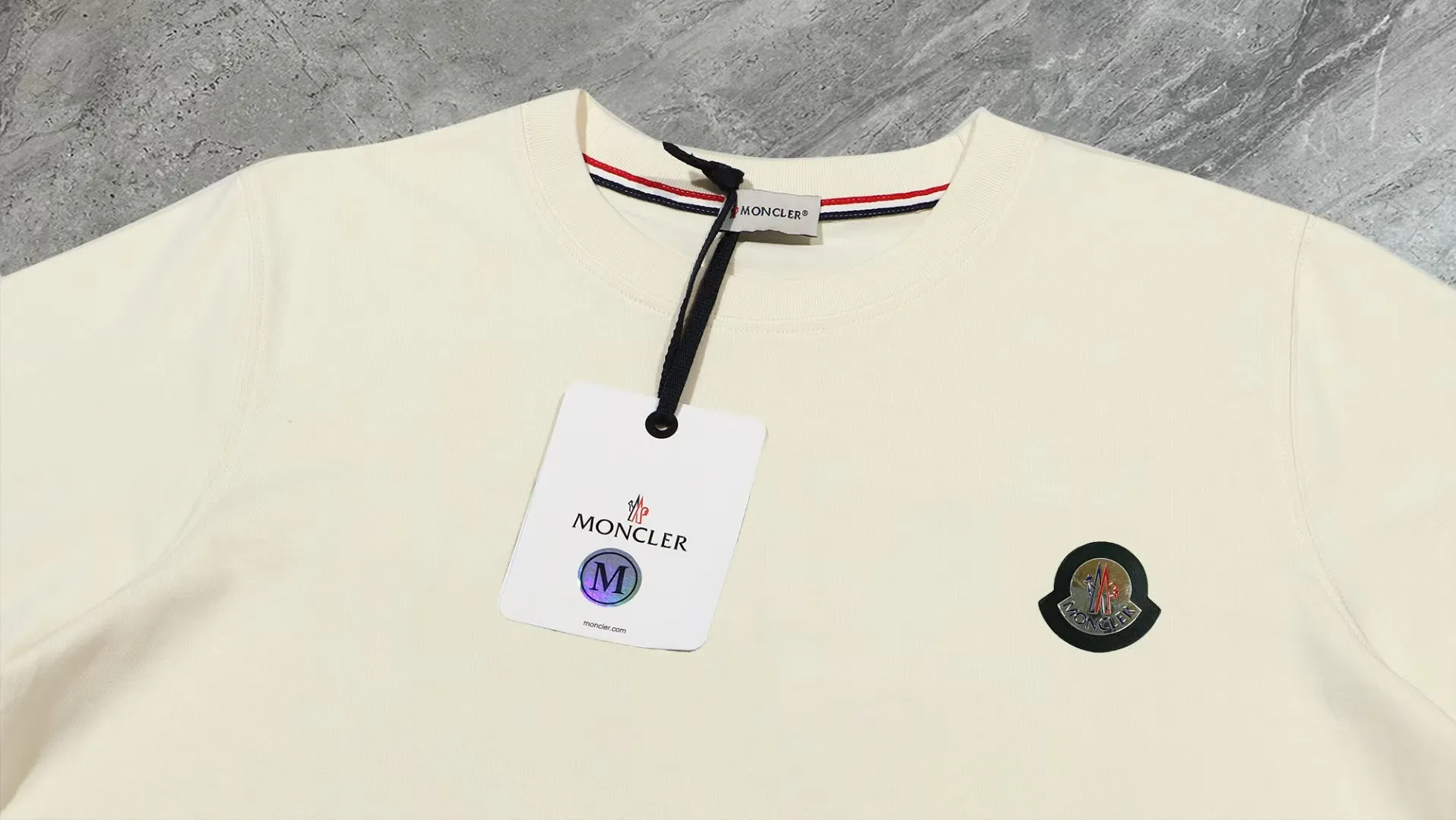 P210 High-version sweatshirt) [Long-term stock] 〖𝐌𝐎𝐍𝐂𝐋𝐄𝐑~Mask〗 Made of 440g heavy-weight fabric. It is different from the market currency. It can be matched with any variety and is properly handsome. 😎The whole dress is made of double waistcoats. The double waistcoats make the whole dress more three-dimensional. Not ordinary factories can do such fine work. 2025 Spring runway version of the T stage, on sale at the counter, round neck terry sweatshirt, high-end double-strand pure cotton, custom-made stretch ribs, dyed in the same vat, complete with three standards, matched with exquisite embroidered LOGO on the chest, simple and advanced, same style for men and women. Color: black, apricot, white, size: S M L XL 2XL