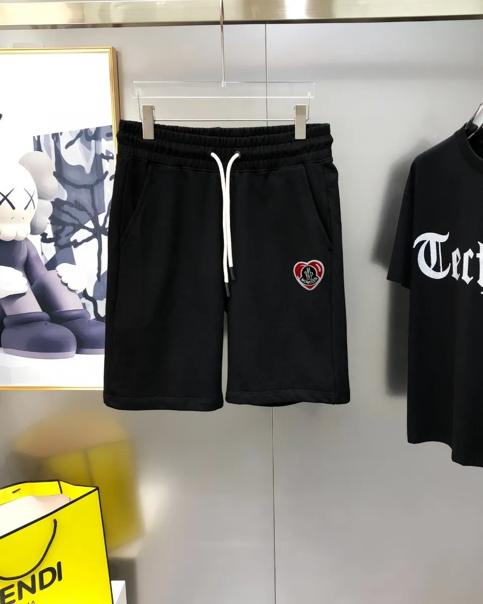 P230 Moncler SS new original men's casual shorts, the latest release on the official website of the counter ✨ High-end quality, simple, fashionable and elegant ✨ Classic logo LOGO design, customized original imported 100% cotton fabric, simple and elegant, versatile style, elegant and handsome upper body, brand new sense of sight! The details are all in place, no one is picky about the upper body, and you must pay for your own money. Size: S-XL (can wear up to 185 pounds, please state your height and weight when placing an order) Black Gray