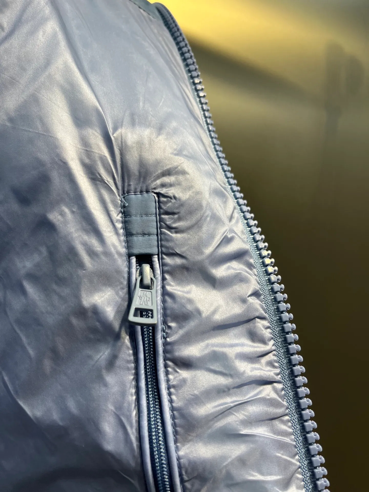 P760 Moncler Citala🌟 Short men's down jacket. Looking at it, there is no other version on the market that can match it. 130w + one ton of premium European gooseneck velvet filling. 850+ fill power, which is twice as thick as the market version and twice as light. Citala men's short down jacket is made of pop-colored light fabric, highlighting the vitality of the series. Made from lightweight nylon with a longue saison lining, the Citala down jacket is comfortable and warm without being bulky. This cropped down jacket has a comfortable fit, a signature turtleneck and a quilted, checkered silhouette. Details size: 12345