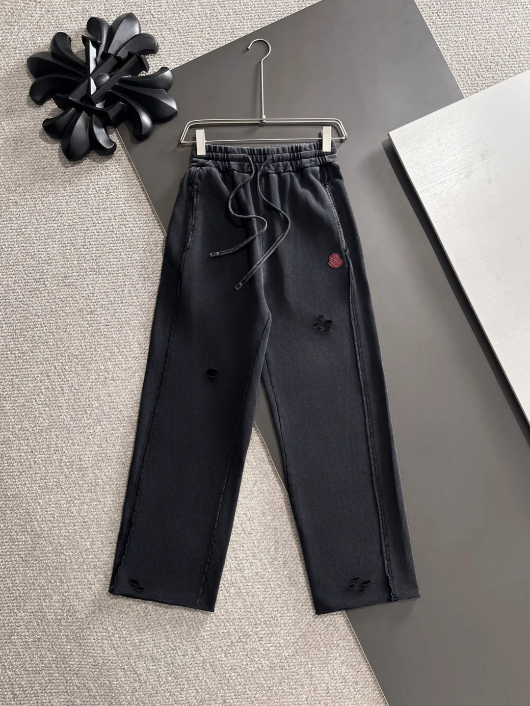 Next day shipment P360 MONCLER/Mongoose Exclusive first release of 25ss autumn and winter new high-quality trousers Compare real-life details at will A perfect choice for autumn and winter. A must-have item. Loose fit. Please refer to the size chart when placing an order: S to XL (or state your height and weight when placing an order)