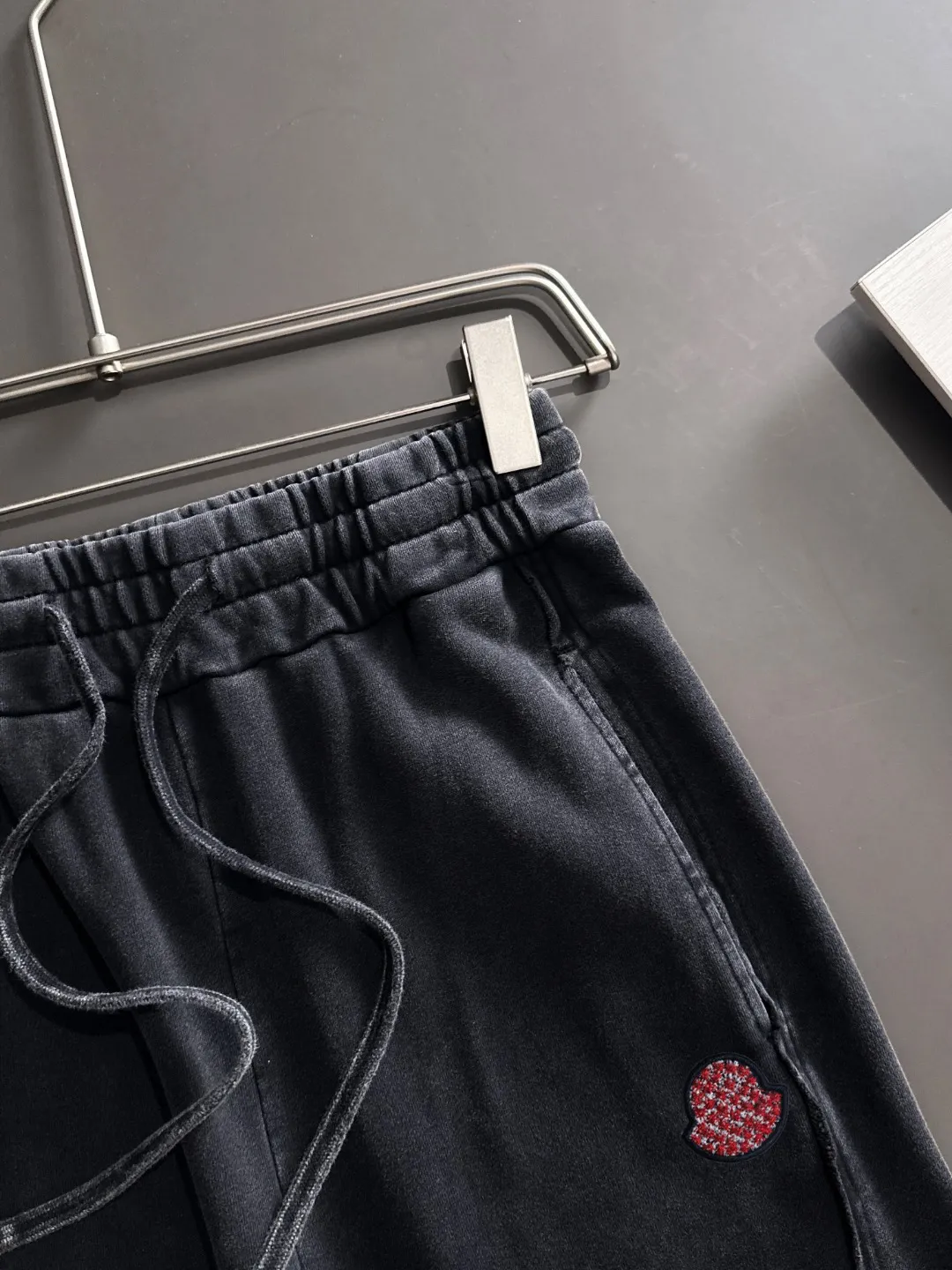 Next day shipment P360 MONCLER/Mongoose Exclusive first release of 25ss autumn and winter new high-quality trousers Compare real-life details at will A perfect choice for autumn and winter. A must-have item. Loose fit. Please refer to the size chart when placing an order: S to XL (or state your height and weight when placing an order)
