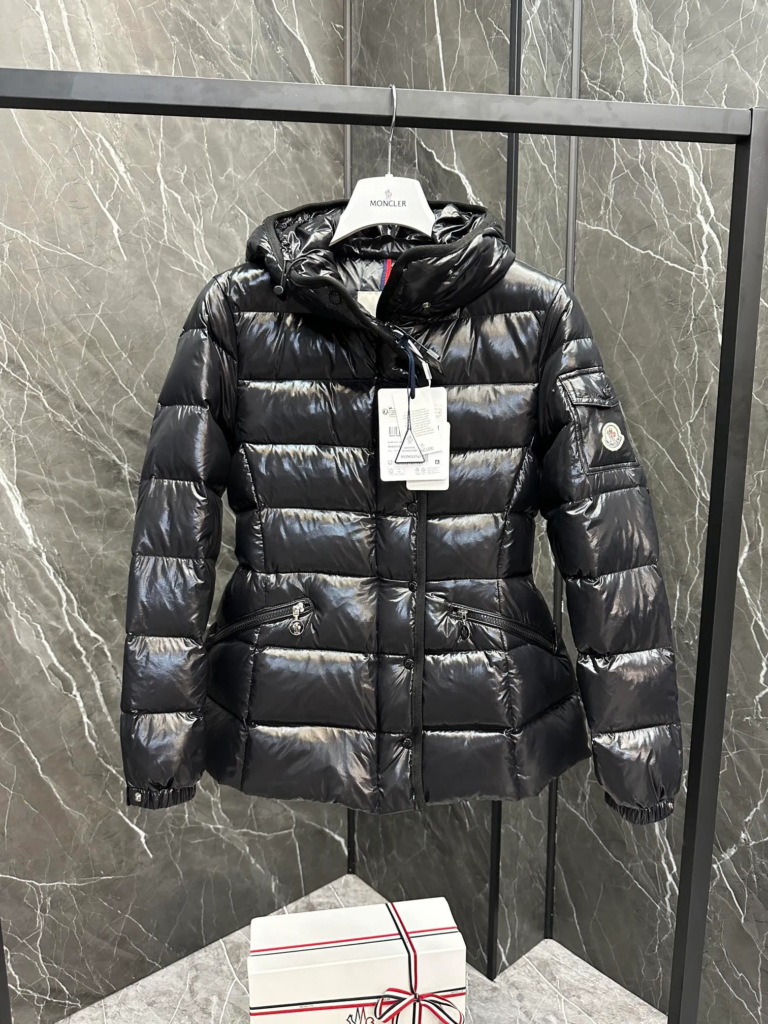 P780 Popular items ⬆️Moncler Barante women’s short down jacket with slim waist The Barante short down jacket combines femininity with practical functions, reinterpreting the aesthetic style of the 1970s for modern women. The Barante down jacket is made from lustrous nylon and is inspired by the 1970s. It adopts a waist design and presents an A-line silhouette, highlighting a feminine style. An adjustable hood and signature logo patch add finishing touches. Details •Made of nylon laqué fabric •Nylon laqué lining •Down filling •Adjustable hood •Zip and snap closure •Suit bag •Adjustable cuffs Size : Snow White/Light Pink/Black.