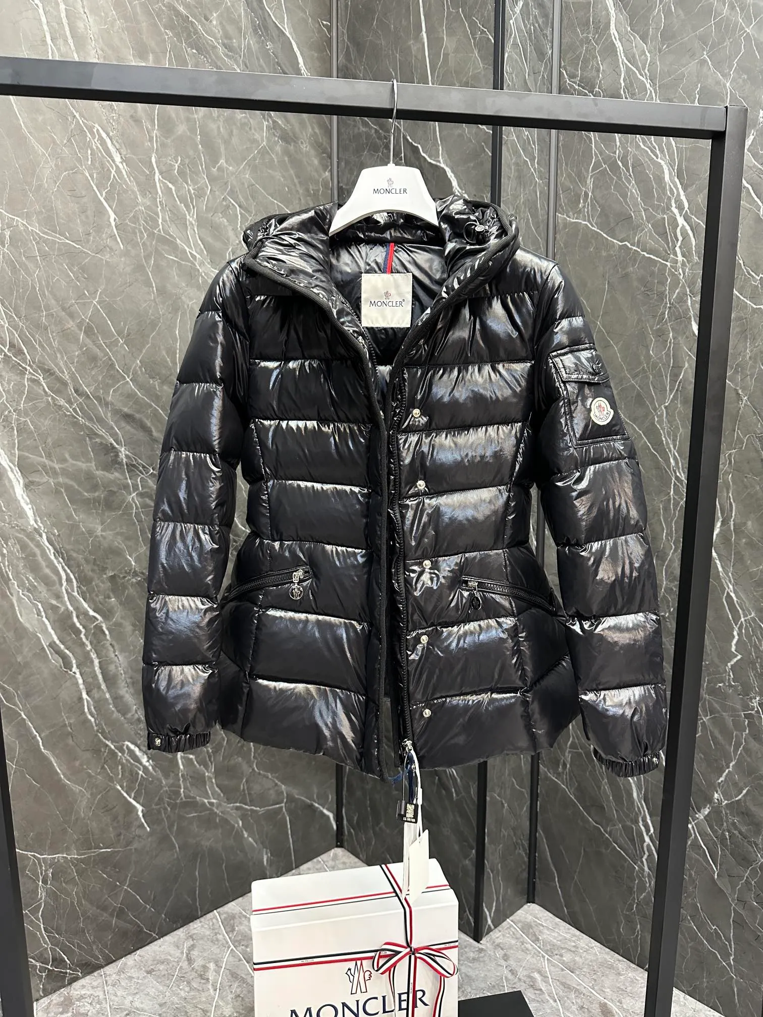 P780 Popular items ⬆️Moncler Barante women’s short down jacket with slim waist The Barante short down jacket combines femininity with practical functions, reinterpreting the aesthetic style of the 1970s for modern women. The Barante down jacket is made from lustrous nylon and is inspired by the 1970s. It adopts a waist design and presents an A-line silhouette, highlighting a feminine style. An adjustable hood and signature logo patch add finishing touches. Details •Made of nylon laqué fabric •Nylon laqué lining •Down filling •Adjustable hood •Zip and snap closure •Suit bag •Adjustable cuffs Size : Snow White/Light Pink/Black.