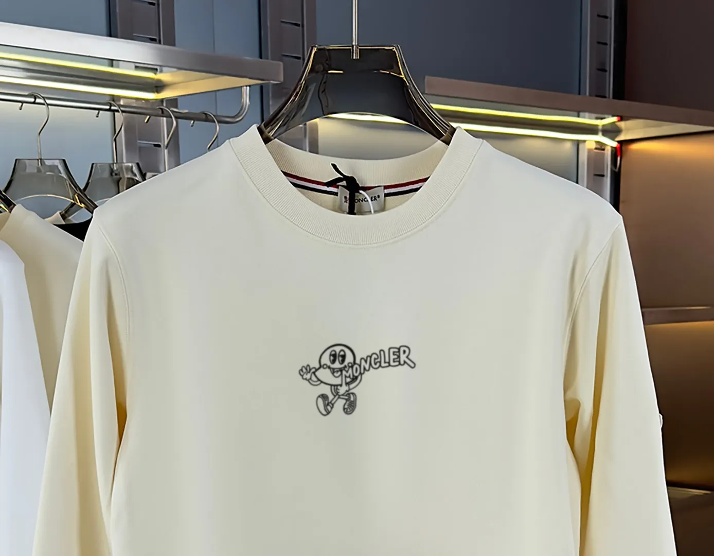 P210 High-version sweatshirt) [Long-term stock] 〖𝐌𝐎𝐍𝐂𝐋𝐄𝐑~Mask〗 Made of 440g heavy-weight fabric. It is different from the market currency. It can be matched with any variety and is properly handsome. 😎The whole dress is made of double waistcoats. The double waistcoats make the whole dress more three-dimensional. Not ordinary factories can do such fine work. 2025 Spring runway version of the T stage, on sale at the counter, round neck terry sweatshirt, high-end double-strand pure cotton, custom-made stretch ribs, dyed in the same vat, complete with three standards, matched with exquisite embroidered LOGO on the chest, simple and advanced, same style for men and women. Color: black, apricot, white, size: S M L XL 2XL