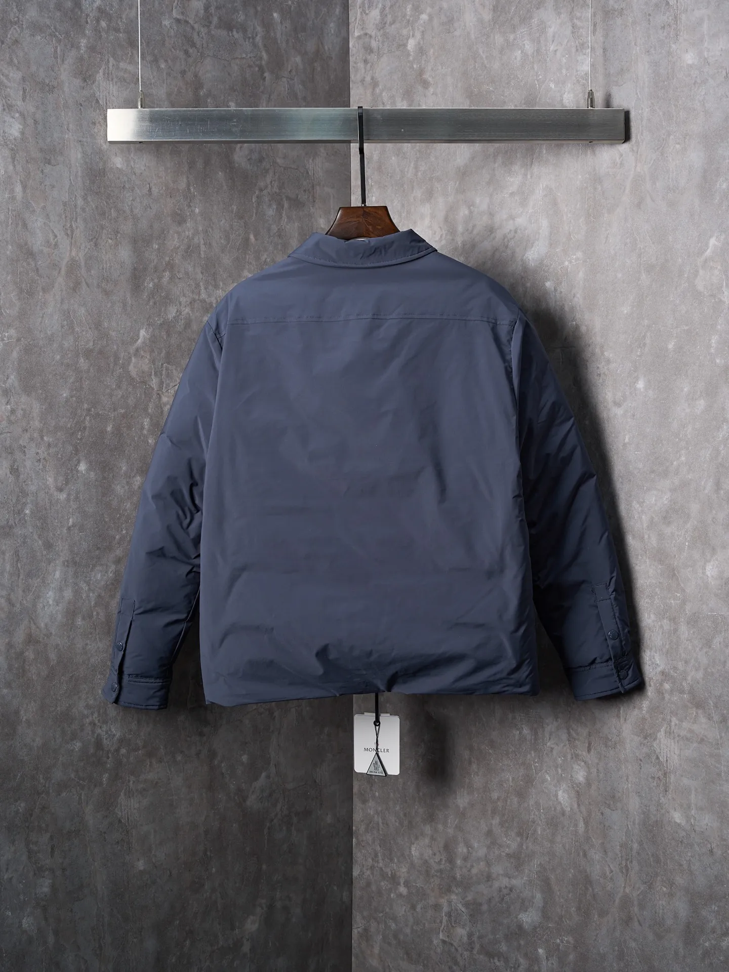 P900 Actual hanging auction] MONCLER/Muzzled Pocket Label Lapel Jacket Down Jacket [Ready Stock] 1 2 3 4 Made of 90 white duck down with a weight of 200g to ensure excellent thermal insulation performance. After strict screening and processing, the velvet is not easy to drill, ensuring durability. After selecting 100% polyester fiber and undergoing microfiberization treatment, the individual fibers become extremely fine, which greatly increases the fiber surface area, making the fabric soft, smooth, and close to natural fibers in touch. The high-density textile method makes the structure tight, thus giving it a certain degree of wrinkle resistance, windproof warmth and wear resistance.  The inner lining is made of 100% nylon, and the high-density and tight weaving process prevents fine lint from getting out of the gaps in the fabric. The smooth surface improves the putting on and taking off experience, and the excellent wear and tear resistance ensures damage caused by frequent use, while the light and soft texture does not affect the overall weight.  Details: 1. It adopts a neat shirt style, which is more slim and smart compared to conventional down jackets. It is suitable for business casual or various occasions. 2. Orange lining: The interior uses high-saturation orange lining, which brings a surprising visual impact when wearing. 3. The flap chest patch pocket located on the left chest is not only practical, but also greatly improves the sophistication and recognition of the clothing. The flip design can better protect the contents of the bag. 4. The front of the clothing adopts a smooth zipper as the main opening and closing method to ensure wind resistance and warmth, and is easy to put on and take off. 5. The cuffs are opened and closed with buttons, which can accurately adjust the tightness of the cuffs to prevent cold wind from pouring in. At the same time, it perfectly echoes the overall shirt style and looks particularly elegant. 6. The interior is quilted with imported No. 7 needles + anti-velvet thin threads, with 13 stitches every three centimeters. The stitches are straight and there is no skipped stitches.