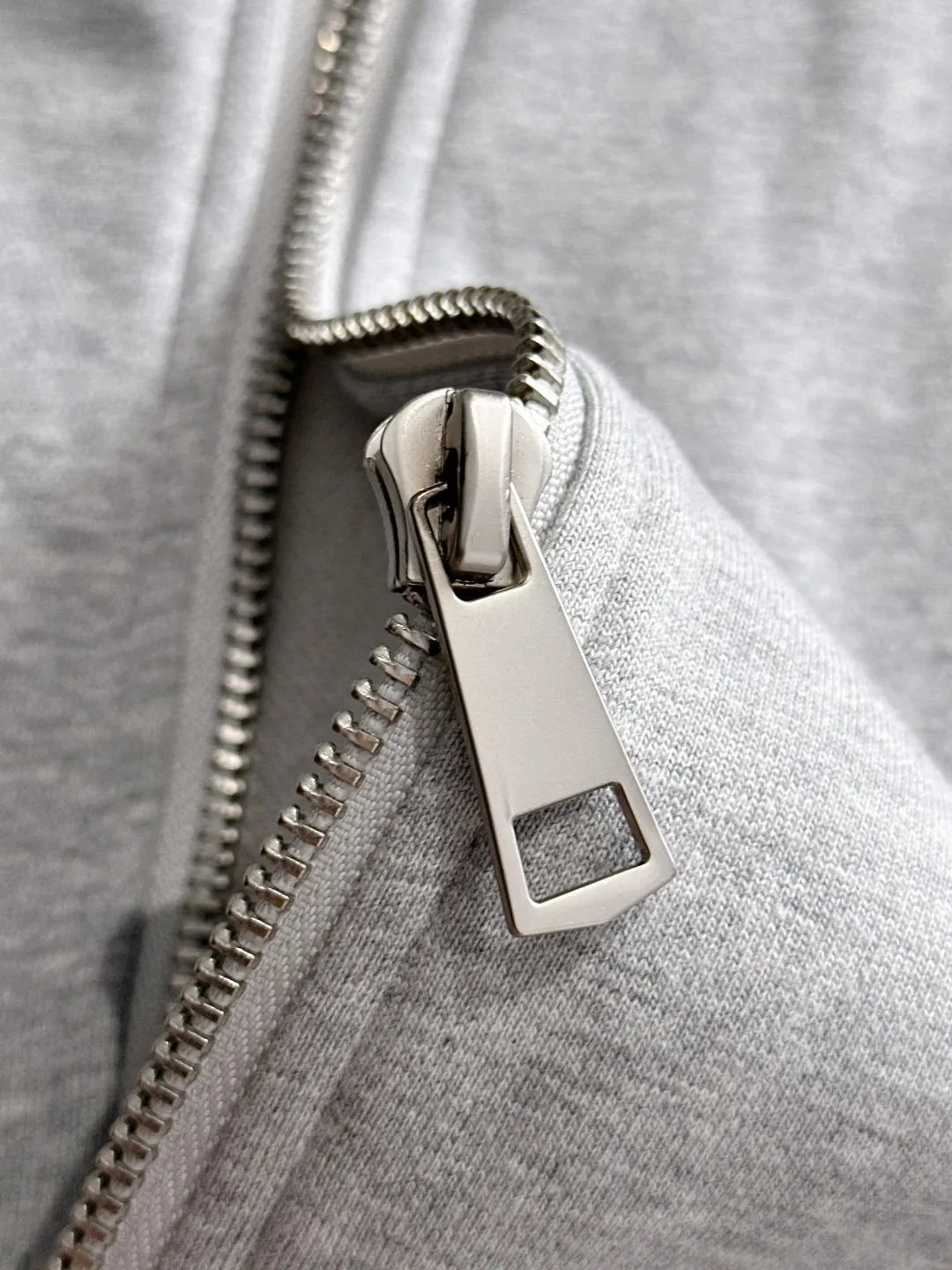Next day delivery P460 High quality MONCLER/muzzle Exclusive debut of the new 25ss autumn and winter lapel zipper jacket Many stars have the same style. Craftsmanship that ordinary small workshops cannot copy. We are not afraid of any challenges in terms of materials, detail restoration and craftsmanship, just to provide everyone with wonderful products. Compare the top original versions at will. No expense is spared just to do better. Unique imported fabric feel. Purely imported German machine production. Precision operation and thousands of needle density. A full set of new accessories with three standards can be customized at the same time. The upper body is versatile and fashionable. The perfect choice for autumn and winter. The must-have item. Size chart: S to XXL (or state your height and weight when placing an order)