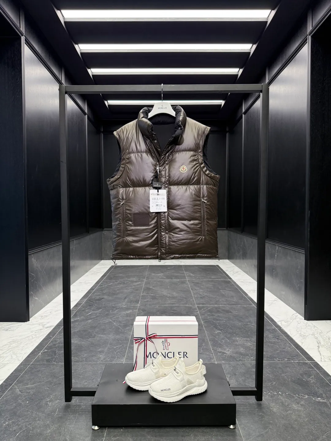 Moncler Verone (variable styles) men's reversible short down jacket. Reversible jacket/reversible vest/one piece of clothing for four styles. P1320