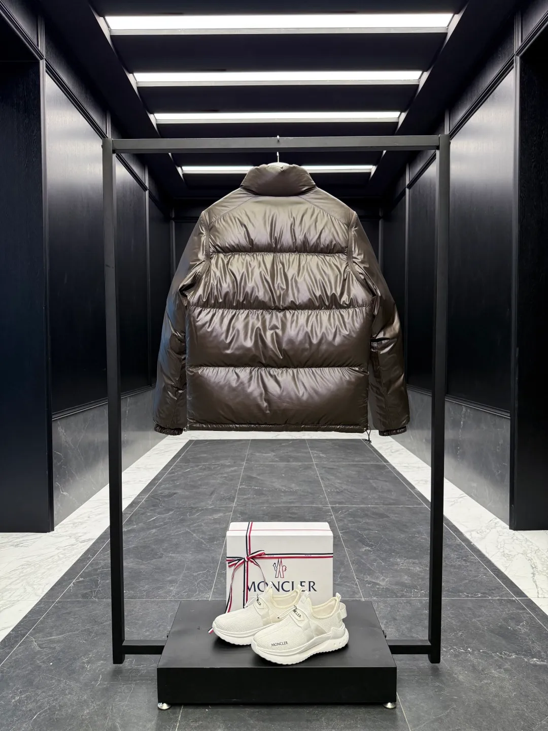 Moncler Verone (variable styles) men's reversible short down jacket. Reversible jacket/reversible vest/one piece of clothing for four styles. P1320