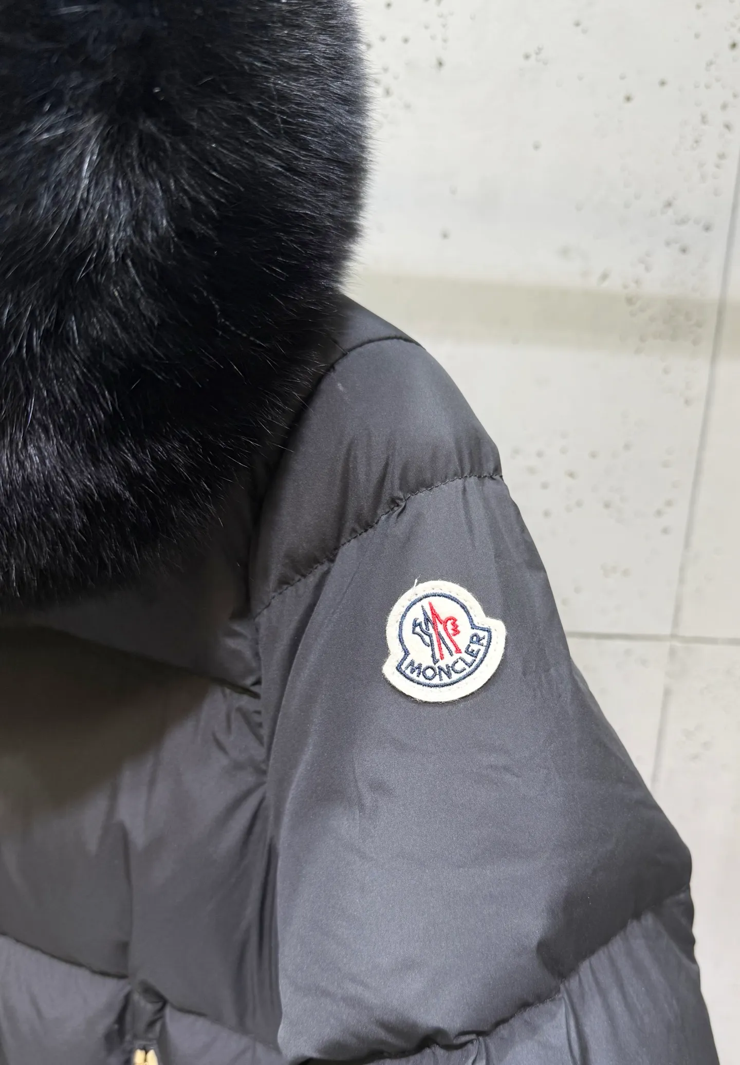 P1000 moncler muzzle 25s new autumn and winter classic doll version hooded fur collar down jacket. Original customized oversized raccoon fur collar. Memory silk fabric texture is awesome. Age-reducing girl style. A-line version casually matches age-reducing and fashionable. National standard imported 90 velvet filling. Light, warm and comfortable. Original hardware accessories. Original label. Fully furnished. Size: 1234